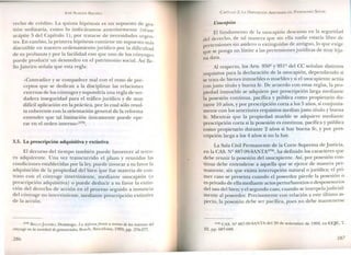 JOSÉ AlMEIDA BRICEÑO
recho de crédito. La quinta hipótesis es un supue to de ges-
tión ordinaria, como lo indicáramos anteriormente (véase
acápite 5 del Capítulo 1), por tratarse de necesidades urgen-
tes. En cambio, la primera hipótesis contiene un supuesto más
discutible en nuestro ordenamiento jurídico por la dificultad
de su probanza y por la facilidad con que uno de los cónyuges
puede producir un desmedro en el patrimonio social. Así Be-
llo Janeiro señala que esta regla:
«Contradice y se compadece mal con el resto de pre-
ceptos que se dedican a la disciplinar las relaciones
externas de los cónyuges y supondría una regla de ver-
dadera inseguridad para el tráfico jurídico y de muy
difícil aplicación en la práctica, por lo cual sólo resul-
ta coherente con la orientación general de la reforma
entender que tal limitación únicamente puede ope-
rar en el orden interno-v?".
3.5. La prescripción adquisitiva y extintiva
El decurso del tiempo también puede favorecer al terce-
ro adquirente. Una vez transcurrido el plazo y reunidas las
condiciones establecidas por la ley, puede invocar a su favor la
adquisición de la propiedad del bien que fue materia de con-
trato con el cónyuge interviniente, mediante usucapión (o
prescripción adquisitiva) o puede deducir a su favor la extin-
ción del derecho de acción en el proceso seguido a instancia
del cónyuge no interviniente, mediante prescripción extintiva
de la acción.
(173) BELLO]A:-;EIRO,Domingo, La defensa frente a tercero de los intereses del
cónyuge en la sociedad de gananciales, Bo ch, Barcelona, 1993, pp. 276-277.
286
CAPíTULO 2: LA DISPOSICiÓN ARBITRARIA DEL PATRIMO 10 SOCIAL
Usucapión
El fundamento de la usucapión descansa en la seguridad
del derecho, de tal manera que sin ella nadie estaría libre de
pretensiones sin asidero o extinguidas de antiguo, lo que exige
que se ponga un límite a las pretensiones jurídicas de muy leja-
na data.
Al respecto, los Arts. 950º Y951º del CC señalan distintos
requisitos para la declaración de la usucapión, dependiendo si
se trata de bienes inmuebles o muebles y si el usucapiente actúa
con justo título y buena fe. De acuerdo con estas reglas, la pro-
piedad inmueble se adquiere por prescripción larga mediante
la posesión continua, pacífica y pública como propietario du-
rante 10 años, y por prescripción corta a los 5 años, si conjunta-
mente con los anteriores requisitos median justo título y buena
fe. Mientras que la propiedad mueble se adquiere mediante
prescripción corta si la posesión es continua, pacífica y pública
como propietario durante 2 años si hay buena fe, y por pres-
cripción larga a los 4 años si no la hay.
La Sala Civil Permanente de la Corte Suprema de Justicia,
en la CAS. Nº 887-99-SANTA(174),ha definido los caracteres que
debe reunir la posesión del usucapiente. Así, por posesión con-
tinua debe entenderse a aquella que se ejerce de manera per-
manente, sin que exista interrupción natural o jurídica; el pri-
mer caso se presenta cuando el poseedor pierde la posesión o
es privado de ella mediante actos perturbatorios o desposesorios
del uso del bien; y el segundo caso, cuando se interpela judicial-
mente al poseedor. Precisamente con relación a este último as-
pecto, la posesión debe ser pacífica, pues no debe mantenerse
(174) CAS. J2 887-99-SANTA del 29 de setiembre de 1999, en CCJC, T.
III, pp. 687-688.
287
 