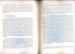 JOSÉ AlMEIDA BRICEÑO
El requisito de la buena fe consiste en la creencia de que la
persona de quien recibió la cosa era dueño y podía transmitir
su dominio -situación que en la legislación comparada ha sido
consagrada por el Art. 1950º del CC espanol=, lo cual implica
que desconocía que la persona con la cual contrataba tenía el
estado civil de casado, supuesto en el cual se presumiría que el
bien era social.
Prescripción extintiva
La prescripción extintiva comparte el mismo fundamento
que la prescripción adquisitiva, en el sentido que conviene al
interés social liquidar situaciones pendientes yfavorecer su con-
solidación, sustentándose, por tanto, en el principio de seguri-
dad jurídica; no obstante, la diferencia entre una y otra radica
que en la primera se requiere como factor determinante la po-
sesión del usucapiente (hecho positivo), se refiere únicamente
a los derechos reales que pueden ser materia de posesión y se
hace valer mediante proceso abreviado (Art. 486º ine. 2 CPC);
mientras que en la segunda, se requiere la inacción del titular
del derecho que está en la posibilidad de accionar (hecho ne-
gativo), se aplica en general a todos los derechos patrimoniales
y se hace valer como excepción a favor del tercero demandado
frente a la acción del cónyuge no interviniente (Art. 446º ine.
12 CPC).
El inicio del decurso prescriptorio tiene lugar desde que la
acción puede ejercitarse, esto es desde que la pretensión del
titular del derecho subjetivo es exigible. Así lo establece el Art.
1993º del CC que mantiene el principio romano de la actio nata,
es decir la que se puede ejercitar y, que no obstante, no se ha
ejercitado. A efectos del presente trabajo, el plazo prescriptorio
empezará a correr desde el momento de la celebración del acto
de disposición arbitrario del patrimonio social.
290
CAPíTULO 2: LA DISPOSICIÓN ARBITRARIA DEL PATRIMONIO SOCIAL
En cuanto a los plazos de prescripción, éstos son estableci-
dos por la ley (Art. 2000º CC). Al respecto, debe rele~arse la
importancia que tiene tomar partido p.or la nul~dad .0
anulabilidad del acto de disposición arbitrano del patnmonIo
social. Para la primera opción, el Art. 2001º, ine. 1 del CC seña-
la el plazo prescriptorio más largo, de 10 años. ~,1i~ntras que
para la segunda opción, el mismo artículo e~ su InClSO4, esta-
blece el plazo prescriptorio más corto, de 2 anos.
En todo caso, siguiendo el criterio establecido por la Corte
Suprema de Justicia, por el cual el acto de. ~isposició~ ~r?itrario
del patrimonio social es nulo, se ha admitido la posibilidad de
invocarse el plazo de prescripción para desvirtuar la acción diri-
gida contra dicho acto. Así lo estableció la Sala Constitucional y
Social de la Corte Suprema de Justicia, en la CAS. Nº 345-97-
HUAURA(178),emitida en el proceso seguido por Rafael Copara
contra Teresa Mendoza viuda de Aponte, sobre desalojo. El de-
mandante pretendió el desalojo por ocupación precaria. La
demandada señaló que poseía un justo título, ya que el deman-
dante (cónyuge interviniente) suscribió con su difunto esposo
(tercero) un contrato de compraventa del bien inmueble que
se pretendía desalojar. Sin embargo, el demandante s~ñaló que
dicho acto es nulo, tal como fue declarado uno antenor por el
Tribunal Agrario, por no haber participado su consorte (c~nyu-
ge no interviniente). La Sala razona según el argumento «a Igual
razón, igual derecho», estimando que si un acto padece de ~n
vicio igual al de otro acto de similar naturaleza por cuya raza n
éste fue declarado judicialmente nulo, aquél también resulta
nulo; sin embargo, señala que esta nulidad debe declararse, para
evitar que prescriba. Los argumentos en que se sustenta el fallo
son los siguientes:
(178) CAS. NQ345-97-HUAURA del 23 de abril de 1998, publicada en la
SCEP del 19 de octubre de 1998, p. 1990.
291
 