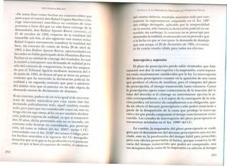 JOSÉ ALMEIDA BRICEÑO
«De autos fluye como hechos no controvertibles que
pese a que el coactor don Rafael Copara Sánchez [cón-
yuge interviniente] suscribiera un contrato de com-
praventa a favor del que en vida fuera cónyuge de la
demandada, don Rufino Aponte Rivera [tercero], el
21 de octubre de 1982, respecto de la totalidad del
inmueble sub litis, al año siguiente este mismo señor
Rafael Copara nuevamente transfiere la totalidad del
bien, vía contrato de cesión de fecha 28 de abril de
1983, a don Rufino Aponte Rivera, Oportunidades en
lascualesno había participado doña Maximina Barreta
Pachas en su calidad de cónyuge del vendedor, lo cual
la motivó a interponer una demanda de nulidad pero
sólo del contrato de compraventa, lo que fue ampara-
do por el Tribunal Agrario mediante sentencia del 4
dejunio de 1985,de forma tal que se tiene un primer
contrato que ha merecido la declaración judicial de
nulidad y un segundo contrato que pese a adolecer
del mismo vicio que el anterior no ha sido objeto de
demanda menos de declaración de dominio.
Siun contrato, padece de un vicioigual al de otro con-
trato de similar naturaleza por cuya razón éste fue
declarado judicialmente nulo, aquél también resulta
nulo; pero para que sea considerado como tal, esto es,
tenga efectos erga omnes, debe recaer también declara-
ción judicial expresa de nulidad, ya que si transcurri-
dos 10 años, dicha pretensión aún no es incoada, un
c?,ntrato nulo deviene en convalidado, por prescrip-
Clan, tal como se infiere del Art. 2001º, inciso 1 CC,
concordado con el Art. 2122º del mismo Código para
l~s h~c,hosocurridos a la vigencia del CC derogado;
situación que es la que se ha producido en el presente
caso, ya que si bien el contrato de cesión, al adolecer
292
CAPíTULO 2: LA DISPOSICló ARBITRARIA DEL PATRIMONIO SOCIAL
del mismo defecto, resultaba asimismo nulo por con-
travenir lo expresamente estipulado en el Art. 188º
del código derogado, aplicable por la temporalidad
de la norma, sólo bastaba la declaraciónjudicial en ese
sentido; sin embargo, la co-actora no se preocupó por
demandar la nulidad, ocasionando con suproceder que
a la fecha en que se interpone la demanda de desalojo
que nos ocupa, el 20 de diciembre de 1995, el contra-
to de cesión resulta válido para todos sus efectos».
Interrupción y suspensión
El plazo de prescripción puede sufrir vicisitudes, que bási-
camente son dos: la interrupción y la suspensión, cuyossupues-
tos están taxativamente establecidos por la ley. La interrupción
del decurso prescriptorio consiste en la aparición de una causa
que produce el efecto de inutilizar, para el cómputo del plazo
de prescripción, el tiempo transcurrido hasta entonces. Com~
la prescripción opera como consecuencia de la inacción del ti-
tular del derecho si el cónyuge no interviniente ejercita la ac-
ción correspondiente, o si el sujeto de la contraparte de la rela-
ciónjurídica (el tercero) da cumplimiento a su obligación, que-
da sin efecto el decurso prescriptorio y sólo podrá reiniciarse a
partir de la desaparición de la causa que produjo la interrup-
ción y sin que pueda computarse el tiempo anteriormente trans-
currido. Las causales de interrupción del plazo prescriptorio se
encuentran señalados en el Art. 1996º del CC.
En cambio, la suspensión del plazo prescriptorio se co?~-
gura por el detenimiento del decurso prescriptorio una ve~ l~l-
ciado, esto es, la paralización del tiempo hábil para prescribir;
pero con efectos proyectados al futuro, porque conserva la efi-
cacia del tiempo transcurrido que podrá ser computado, una
vezdesaparecida la causa de la suspensión en adición al tiempo
293
 