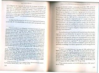 JOSÉ ALMEIDA SRICEÑO
te la vigencia d 1 ~ . 1
. e reg¡men, a causa de la misma (el tít 1 )
antenor(52) L . ~ u o es
bi . a segunda, estima mas racional la indivisió d
ren que la c lifi . ~ ~. del mí n el. a 1 IcaClon unlCa e mIsmo -como .
cial-: 1 propio o so-
lid, por o que debe entenderse que el bien tiene esta d bl
~a 1 ad, en pr~porción al origen de las Cuotas desembolsada~(53~
a tercera, senala que el bien tendrá la calidad q .
da al aporte mayor(54)-seá desembolsado d 1 ~e co~resP?n_
tivo o social-o e patnmolllO pnva-
La Sala Civil Permanente de la Corte Su . .
en la CASoNº 1715-96-PIURA prema de .Iusrícía,
, en el caso antes propuesto, razo-
(52) En ese sentido, LUGARMilagritos L b'
d '.. ~ ',« os ienes propios y la d
a quisieron en la sociedad de ga . 1 ., causa e
Año lII, NQ 6, 1997, pp. 153_16~~~~~~:s1~n Dzalogo con laJurisprudencia,
Depalma, Buenos Aires 1999 To~o ir ~ 1 I~;t~D Tratado de Derecho civil,
252-256 y PLÁCIDO, Man~al de Derecho defi' °t. . erecho de familia], pp.
go, este último propone modifi 1 ar;zzta, cit., pp. 145-146; sin embar-
. car e artículo 311Q' • 2 CC
gurente tenor: «los bienes ad uiri ' mClSO con el si-
gananciales, mediante precio ~a a~:' e~nt: o durante la vigencia de la sociedad de
fondos propios de uno o de amb ~, p rte con fondos soczales y en parte con
proporción al valor de los desemb°slsconyuges,. se reputan de la misma condición en
fi .. o os respectzvos» (PLÁcIDOM 1d D
amzlza, cit., P 175). GARcÍA,Ré imen . ' a~ ua . e erecho de
reclamó una enunciación m:: r ~gal de bzenes.en el Matrzmonzo, cit., p. 30,
como ro i b' P ecisa de los bienes que se comprenden
p p os aJOeste concepto, recogiendo el Att. 17362 del CC hil
(53 cnueno.
o ) Al respecto, véase VALE~ClAZEA,Arturo O ~ ..
14- ed., Temis Bogotá 1995 T V [D h Y RTIZ,Alvaro, Derecho cioil;
G '". erec o de familia] 316-317ustavo y ZA.'':-ONIEd d M ,pp. yBossERT,
Buenos Aires, 1996, PP~~37~238 a~:lde Derecho de familia, 41
ed., Astrea,
criterio; pero en aplicación dI' ~ ~te un! ~en~enCla que considera este
consideraba como corn e artícu 0.184, mClSO2 del CC de 1936, que
del caudal común au unehs a «aquellos bienes adquiridos a título oneroso a costa
, nque se aga la adquisició b d
ges»; CAS. NQ 2316-98-LIMA d n a nom re e uno solo de los cónyu-
del 7 de junio de 1999 2g
e
6
119
de marzo de 1999, publicada en la SCEP
, pp. 5-2966.
(54) En ese sentid B ~
lia Depalm B o,. ELLUSCIO,Augusto Cesar, Manual de Derecho defami-
, a, uenos Aires, 1981, T. II, pp. 55-56.
134
CAPíTULO 2: LA D,SPOS'CIÓN ARBITRARIA OEL PATRIMONIO SOCIAL
nó que el término «causa» contenido en el Art. 302Q
, inciso 2
del ee, debe entenderse como el motivo o el antecedente nece-
sario que origina un efecto y también el fundamento necesario
or el cual se adquiere un derecho. Agrega que la norma antes
;ludida se refiere a bienes sobre los cuales uno de los esposos ya
tenía un derecho antes de casarse, distintos de los considerados
en el inciso 1 del Art. 302º del CC; y éstos pueden ser: i) bienes
habidos bajo condición suspensiva que se cumple durante el
matrimonio; (ii) bienes reivindicados por acción iniciada antes
del casamiento; y iii) bienes que vuelven a poder de uno de los
cónyuges por acción de nulidad de contrato. El bien en discu-
sión, entonces, para la Corte Suprema de Justicia tiene la condi-
ción de social y no reconoce ninguna compensación a favor del
cónyuge interviniente=".
Nos inclinamos por la primera de las posiciones doctrinales
expuestas con una limitación: los aportes efectuados con cargo
a fondos sociales, de acuerdo con una correcta aplicación del
principio de subrogación, deben ser reembolsados con su valor
al momento de la liquidación de la sociedad de gananciales (vide
acápite 4.1 del presente capítulo) (56). En la legislación española
se sigue este criterio, aun cuando la totalidad o parte del precio
aplazado se satisfaga con dinero ganancial, con la excepción de
(55) CAS. N2 1715-96-PIURA del 11 de mayo de 1998, publicada en la
SCEP del 8 de junio de 1998, pp. 1267-1268. Con aplicación CC de 1936-
cuyo artículo 1772, inciso 3 guarda similitud con la actual normativa-, véase
las siguientes sentencias: CAS. N2 838-96-LIMA del 5 de noviembre de 1997,
publicada en la SCEP del 3 de mayo de 1998, pp. 861-862 y CAS. N2 2201-
99-LIMA del 28 de junio de 2000, publicada en la SCEP del 1 de setiembre
de 2000, pp. 6198-6199. El término «causa» se asimila al concepto de título
material y no formal, conforme lo establece la RES. N2 300-98-0RLC/TR
del 10 de agosto de 1998, en ORLC, Vol. VII, pp. 17-22.
(56) Esta solución coincide con la establecida por el Art. 1736Q
, inciso 7
del CC chileno.
135
 