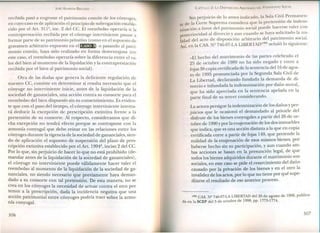 JOSÉ AlMEIDA BRICEÑO
recibida pasó a engrosar el patrimonio común de los cónyuges,
en cuyocasoesde aplicación el principio de subrogación estable-
cido por el Art. 311º, inc. 2 del Cc. El reembolso operaría si la
contraprestación recibida por el cónyuge interviniente pasase a
formar parte de su patrimonio privativo (como en el supuesto de
gravamen arbitrario expuesto en el~) o pasando al patri-
monio común, haya sido realizado en forma desventajosa (en
este caso, el reembolso operaría sobre la diferencia entre el va-
lor del bien al momento de la liquidación y la contraprestación
recibida por el bien al patrimonio social).
Otra de las dudas que genera la deficiente regulación de
nuestro CC, consiste en determinar si resulta necesario que el
cónyuge no interviniente inicie, antes de la liquidación de la
sociedad de gananciales, una acción contra su consorte para el
reembolso del bien dispuesto sin su consentimiento. Es eviden-
te que con el paso del tiempo, el cónyuge interviniente intenta-
rá deducir la excepción de prescripción extintiva frente a la
pretensión de su consorte. Al respecto, consideramos que di-
cha excepción no tendrá efecto porque se contrapone con la
armonía conyugal que debe reinar en las relaciones entre los
cónyuges durante lavigencia de la sociedad de gananciales, sien-
do de aplicación el supuesto de suspensión del plazo de pres-
cripción extintiva establecido por el Art. 1994º, inciso 2 del Cc.
Por lo que, sin perjuicio de hacer lo que no está prohibido (de-
mandar antes de la liquidación de la sociedad de gananciales),
el cónyuge no interviniente puede válidamente hacer valer el
reembolso al momento de la liquidación de la sociedad de ga-
nanciales, no siendo necesario que previamente haya deman-
dado a su consorte con tal pretensión. De esta manera, no se
crea en los cónyuges la necesidad de actuar contra el otro por
temor a la prescripción, dada la incidencia negativa que una
acción patrimonial entre cónyuges podría traer sobre la armo-
nía conyugal.
306
CAPíTULO 2: LA DISPOSICIÓN ARBITRARIA DEL PATRIMONIO SOCIAL
Sin perjuicio de lo antes indicado, la Sala CivilPermanen-
te de la Corte Suprema considera que la pretensión de indem-
nización a favor del patrimonio social puede hace.rs.evaler con
osterioridad al divorcio y aun cuando se haya solicitado la nu-
i-dad del acto de disposición arbitrario del patrimonio social.
~í, en la CASoNº 746-97-LALIBERTAD(183)señaló lo siguiente:
«El hecho del matrimonio de las partes celebrado el
25 de octubre de 1989 no ha sido negado y corre a
fajas 38 copia certificada de la sentencia del 16d~~gos-
to de 1995 pronunciada por la Segunda Sala CIVIlde
La Libertad, declarando fundada la demanda de di-
vorcio e infundada la indemnización por daño moral,
que ha sido apreciada en la sentencia apelada en la
parte final de su tercer considerando.
La actora persigue la indemnización de los daños yper-
juicios que le ocasionó el demandado al privarle del
disfrute de los bienes conyugales a partir del 26 de oc-
tubre de 1990ypor la enajenación de los dos inmuebles
que indica, que es una acción distinta a la que en copia
certificada corre a partir de fajas 149, que pretende la
nulidad de la enajenación de esos mismos bienes, por
haberse hecho sin su participación, y aun cuando am-
bas acciones se basan en la presunción legal, de que
todos los bienes adquiridos durante el matrimonio son
sociales, en este caso se pide el resarcimiento del daño
causado por la privación de los bienes y en el otro la
invalidezde los actos, por lo que no tiene por qué supe-
ditarse el resultado de ese anterior proceso.
(183) CAS. NlI 746-97-LA LIBERTAD del 26 de agosto de 1998, publica-
da en la SCEP del 5 de octubre de 1998, pp. 1773-1774.
307
 