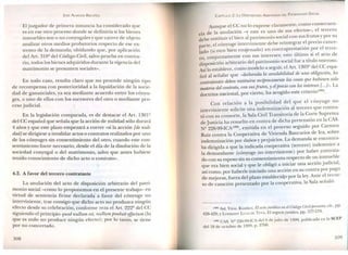JOSÉ ALMEIDA BRICEÑO
Eljuzgador de primera instancia ha considerado que
es en ese otro proceso donde se definiría si los bienes
inmuebles son o no conyugales y que carece de objeto
analizar otros medios probatorios respecto de ese ex-
tremo de la demanda; olvidando que, por aplicación
del Art. 310º del Código Civil,salvo prueba en contra-
rio, todos los bienes adquiridos durante lavigencia del
matrimonio se presumen sociales».
En todo caso, resulta claro que no procede ningún tipo
de recompensa con posterioridad a la liquidación de la socie-
dad de gananciales, ya sea mediante acuerdo entre los cónyu-
ges, o uno de ellos con los sucesores del otro o mediante pro-
cesojudicial.
En la legislación comparada, es de destacar el Art. 1301º
del CC español que señala que la acción de nulidad sólo durará
4 años y que este plazo empezará a correr «sila acción [de nuli-
dad} se dirigiese a invalidar actos o contratos realizados por uno
de los cónyuges sin consentimiento del otro, cuando este con-
sentimiento fuere necesario, desde el día de la disolución de la
sociedad conyugal o del matrimonio, salvo que antes hubiese
tenido conocimiento de dicho acto o contrato».
4.2. A favor del tercero contratante
La anulación del acto de disposición arbitrario del patri-
monio social-como lo proponemos en el presente trabajo- en
virtud de sentencia firme declarada' a favor del cónyuge no
interviniente, trae consigo que dicho acto no produzca ningún
efecto desde su celebración, conforme reza el Art. 222º del CC
siguiendo el principio quod nullum est, nullum produit effectum (lo
que es nulo no produce ningún efecto); por lo tanto, se tiene
por no concertado.
308
CAPíTULO 2: LA DISPOSICIÓN ARBITRARIA DEL PATRIMO 10 SOCIAL
Aunque el CC no lo exprese claramente, como consecuen-
cia de la anulación -y este es uno de sus efectos-, el tercero
debe restituir el bien al patrimonio soci.alcon sus fruto~y por su
1cónyuge interviniente debe remtegrar el preclOcance-
parte, e . . . , 1
lado (u otro bien enajenado) en contrapres,ta~lOn~or e terce-
n,iuntamente con sus intereses; esto último SIel acto de
ro, co :J ..'
disposición arbitrario del patrimom~ SOCIalfue a tl;ulo oneroso.
Asílo establece, como modelo a segUIr,el Art. 1303-de~C~,espa-
- 1al señalar que «declarada la anulabilidad de una obligacion, los
no h bi idcontratantes deben restituirse recíprocamente las cosas que u iesen s o
t 'a del contrato, con susfirutos, y elprecio con los intereses r...}». La
ma en . . .' (184)
doctrina nacional, por CIerto, ha acogido este cnteno .
Con relación a la posibilidad del que el cónyuge no
interviniente solicite una indemnización al tercero que contra-
tó con su consorte, la Sala CivilTransitoria de la Corte Suprema
deJusticia ha resuelto en contra de dicha prete.nsión en la CASo
º 226-99-ICA(185),emitida en el proceso seguido por Carmen
Ruiz contra la Cooperativa de Vivienda Bancarios de lea, sobre
indemnización por daños y perjuicios. La demanda .seenco~tra-
ba dirigida a que la indicada cooperativa (tercero) mdemmce a
la demandante (cónyuge no interviniente) por haber. contrata-
do con su esposo sin su consentimiento respecto de un mmueble
que era bien social y que le obligó a iniciar una acción judicial,
asícomo, por haberle iniciado una acción en su contra por pago
de mejoras, fuera del plazo estableciqo por la ley.Ante e~ re~ur-
so de casación presentado por la cooperativa, la Sala senalo:
(184) Así,VIDAL RA.1ÍREZ, El acto jurídico en el Código Civil peruano, cit., pp.
428-429; YLOHMA:: LeCA DE TENA, El negocio jurídico, pp. 577-579.
(185) CAS. Q 226-99-ICAdel 6 de julio de 1999, publicada en la SCEP
del 18 de octubre de 1999, p. 3766.
309
 