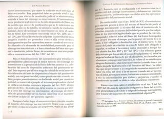 JOSÉ ALMEIDA BRICE - O
ramos anteriormente, que opere la tradición en el caso que el
bien sea mueble. Esta propiedad debe ser privada total o par-
cialmente por efecto de resolución judicial o administrativa
emitida a favor del cónyuge no interviniente. El saneamiento
no se producirá si el tercero no ha sido desposeído del bien, en
la medida que carece de justificación que se le indemnice un
daño que aún no ha sufrido, ni tampoco cuando la resolución
judicial a favor del cónyuge no interviniente no tiene el carác-
ter de firme. Este concepto concuerda con el Art. 123Q
, ine. 1
del CPC, por el cual la resolución adquiere la autoridad de cosa
juzgada cuando no proceden contra ella otros medios
impugnatorios que los ya resueltos; mas no cuando el tercero se
ha allanado a la demanda de anulabilidad presentada por el
cónyuge no interviniente o si hace abandono del bien sin espe-
rar la resolución judicial firme, de acuerdo con una interpreta-
ción a contrario sensu del Art. 1391 º del Cc.
Para el funcionamiento del saneamiento por evicción es
generalmente admitido que el mejor derecho del cónyuge no
interviniente a la propiedad del bien debe ser anterior a la cele-
bración del acto de disposición arbitrario del patrimonio so-
cial. Esto importa que el bien tenga la calidad de social antes de
la celebración del acto de disposición arbitrario del patrimonio
social y no con posterioridad, como puede suceder cuando un
bien propio posteriormente es declarado social por mandato
judicial -a manera de ejemplo, el terreno propio sobre el cual
se edifica con fondos comunes, supuesto del Art. 310º, último
párrafo del CG-. En todo caso, debe tenerse en cuenta que exis-
te a favor del cónyuge no interviniente, el principio de absor-
ción de ganancialidad de los bienes existentes en el matrimo-
nio (véase acápite 2.1 del pre ente capítulo).
Tampoco habrá lugar al saneamiento por evicción cuando
el derecho del cónyuge no interviniente llegue a er exigible
por dolo o culpa inexcusable del adquirente, según el Art. 1494º
312
CAPíTULO 2: LA DISPOSICló ARBITRARIA DEL PATRIMONIO SOCIAL
el CC. Supuesto que se configuraría si el tercero conocía el
d do civil del cónyuge interviniente y dolosamente contrata
esta ib duci
U consorte a sabiendas que con dicho acto I a a pro UCIr
con s '
un desmedro del patrimonio social.
De conformidad con el Art. 1495Q
del CC, el saneamiento
or evicción genera a favor del tercero el derecho de pedir al
~ónyuge interviniente: i) el valor d~l bien al momento de l~
vicción, teniendo en cuenta la finalidad para la que fue adqui-
rido: ii) los intereses legales desde que se produce la evicción,
computados sobre el valor del bien; iii) los frutos devengados
por el bien durante el tiempo que lo poseyó ode bu~na f~ o su
valor, si fue obligado a devolvedos con el mismo bien; iv) las
costas del juicio de evicción en caso de haber sido obligado a
pagadas, se refiere a las costas y costos procesales a los que ha-
cen alusión los Arts. 410º Y 411º del CPC; v) los tributos y gastos
del contrato que hayan sido de cargo del adquirente; vi) todas las
mejoras hechas de buena fe por el adquirente, no abonadas por
el evicente (cónyuge interviniente), se refiere al no establecerse
ninguna limitación, a las mejoras necesarias (cuando tienen por
objeto impedir la destrucción o el deterioro del bien), las útiles
(las que sin pertenecer a la categoría de necesarias aumentan el
valor y la renta del bien) y las de recreo (cuando sin ser n~cesa-
rías ni útiles, sirven para ornato, lucimiento o mayor comodidad):
y vii) la indemnización por daños y perjuicios, cuando el
transferente incurrió en dolo o culpa al celebrar el contrato.
Estos conceptos, salvo el establecido en el ine. 7 del Arto
1495º del CC, son de aplicación obligatoria a favor del tercero,
con prescindencia del dolo o culpa del cónyuge interviniente,
bilid d bO
ti (187)
por tratarse de supuestos de responsa 1 1 a o ~e va o
(187) Así opina DE lA PlJE)..'TE Y LAVALLE, El contrato en general. ~tarios
a la secciónprimera del Libro VIII del Código Cioil; 2l
ed., PUCP, Lima, 1996,
segunda parte, po3380
313
 