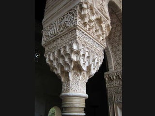 LA ALHAMBRA: CARACTERÍSTICAS ARQUITECTÓNICASDiferencia entre la sobriedad exterior y la profusa decoración interior. 