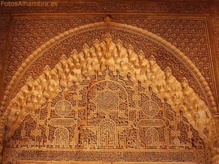 El casquete semicircular se asienta sobre un tambor octogonal, en el cual se abren una serie de vanos para iluminar la estancia. SALA DE DOS HERMANAS