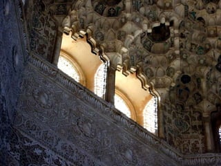 SALA DE LOS ABENCERRAJESLa luz controlada que se filtra por entre las celosías o a través de la iluminación cenital de las bóvedas caladas, actúa sobre los interiores creando una luz-difusa, no-natural que quita realidad a las formas y crea un espacio ilusionista e íntimo