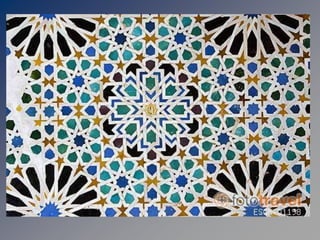 La luz y el agua incrementan el dinamismo de la decoración y aumentan el impacto visual del edificio. Aparecen ya los elementos constructivos y decorativos característicos de la arquitectura nazarí: las columnas monolíticas muy estrechas con fuste liso y múltiples collarinos, los capiteles cúbicos, los muros y arcos de ladrillo cuya pobreza se enmascara con estucados y alicatados de azulejo y la integración del agua y la vegetación en el plan de la obra.