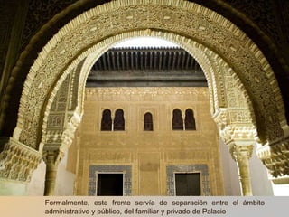 Gran zócalo con motivos geométricos de cerámica alicatada de colores azul, verde y rojo.Muros totalmente decorados con toda la variedad de decoración geométrica sobre yesería.Decoración en mocárabe sobre las ménsulas que sostienen la techumbre adintelada.