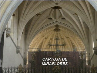 Alto remate triangular o gablete corona el cuerpo central de la fachada 