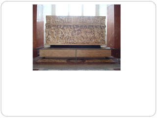 SARCÓFAGO ROMANO
       A partir del s. I se generaliza la inhumación como forma de enterramiento, por lo que los
   SARCÓFAGOS empezarán a utilizarse para los enterramiento entre los personajes importantes. El
relieve jugará aquí el mismo papel ornamental y memorístico. Al principio eran simples medallones
  grabados y después composiciones continuas labradas en la superficie frontal del sarcófago,
  dividiendo, frecuentemente, el friso mediante columnas en varios nichos. Son composiciones planas.
 