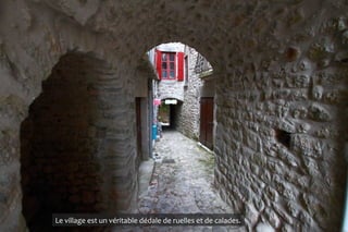 Le village est un véritable dédale de ruelles et de calades.
 