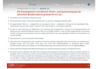 2.
Konzeptlos und den Problemen hinterherrennend
Einzelmaßnahmen stehen unkoordiniert nebeneinander. Es gibt kein schlüssiges Gesamtkonzept.
Die gegenwärtige Politik ist: - unabgestimmt auf europäischer Ebene - unrealistisch in Bezug auf die angestrebten Ziele -
unkalkulierbar was die Kosten angeht - unsozial in der Lastenverteilung - unzureichend begründet
Es fehlt an einer Steuerung der Maßnahmen zur Umsetzung der Energiewende in Bezug auf Versorgungssicherheit und
Optimierung des volkswirtschaftlichen Nutzens. BMU und und BMWi arbeiten in vielen Punkten gegeneinander und beziehen
in Berlin und Brüssel unterschiedliche Positionen. Dabei sind Reformen des ordnungspolitischen Rahmens in Deutschland und
Europa überfällig.
Exportsubvention durch den deutschen Stromkunden
Klare Ziele über Energiekonzept, aber mangelnde Umsetzung. Aktueller Zielkonflikt Ausbau Erneuerbare und preiswerte bzw.
günstige Energie wird nicht gelöst. Kann aber auch nicht durch Machtverhältnisse im Bundesrat gelöst werden.
Problemlösungen haben den Charakter von Schnellschusslösungen die die Symptome aber nicht die Ursache beheben.
Wenig aufeinander abgestimmtes Maßnahmenbündel (z.B. Ausbau Erneuerbare Energie und Kraftwerksreserve)
Es werden Konzerne gefördert, der Wert eines Umstieges auf Erneuerbare Versorgung wird zunehmend preislich diskutiert mit
erlogenen Zahlen. Förderung von Kohle und Atomkraft sowie deren Folgenbeseitigungskosten verändern die Preisdiskussion.
Wir haben die Chance, bis 2020 Strom vollständig aus Erneuerbaren Energien zu gewinnen, vielleicht bis 2025 in der Wärme
und bis 2030 im Verkehr. Stattdessen diskutieren wir über überflüssige Gaskraftwerke und Höchstspannungsleitungen. Fakt
ist, dass wir für die Energiewende bis auf den Verkehrsbereich keinen wirklichen technologischen Fortschritt mehr benötigen!
14
Die Energiepolitik (im Bereich Strom- und Gasversorgung) der
aktuellen Bundesregierung bewerte ich als:
KOMMENTARE ZU FRAGE 1 | AUSZUG (3)
September 20131.4 Zitate
 