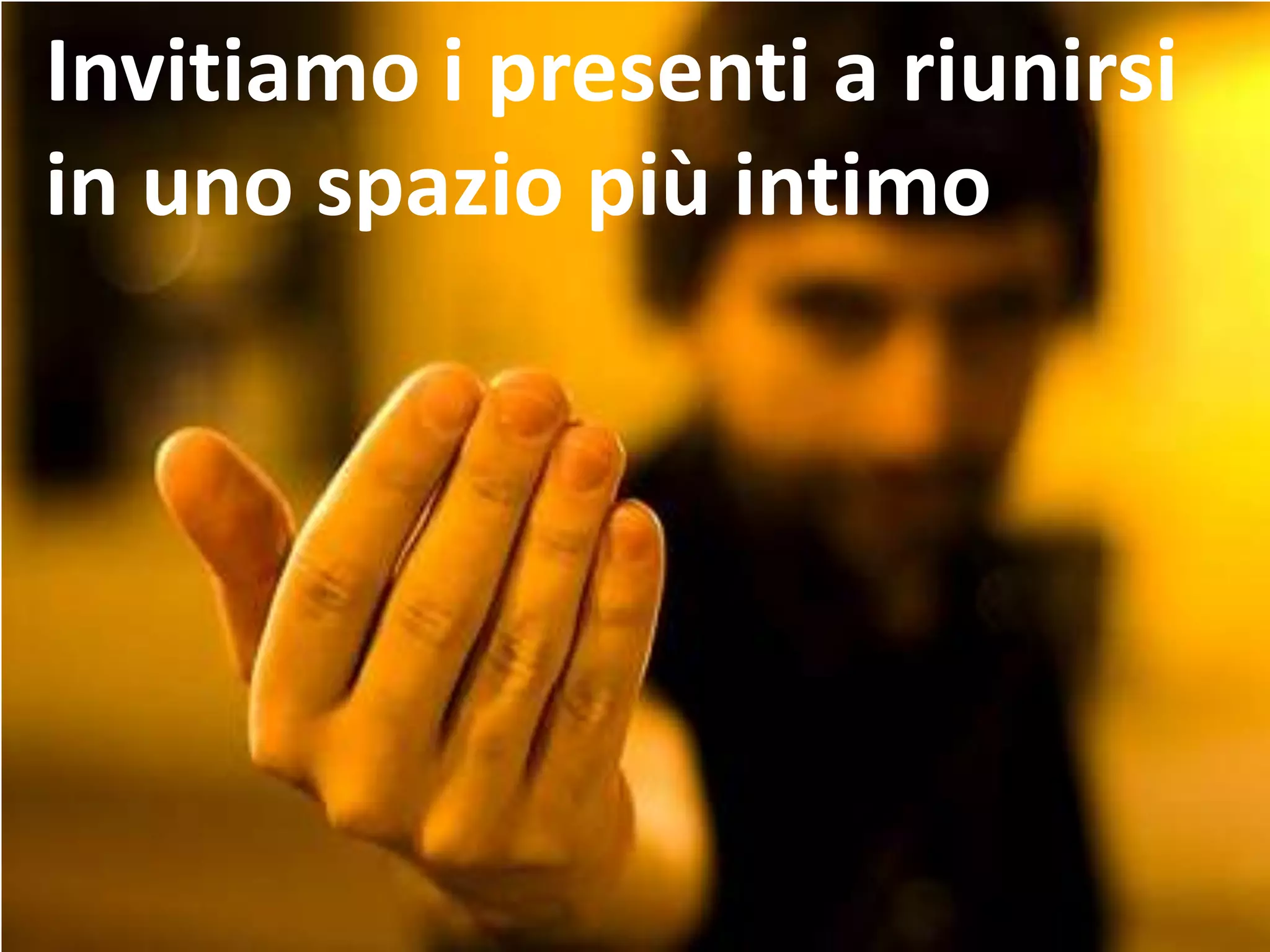 Invitiamo i presenti a riunirsi
in uno spazio più intimo
 