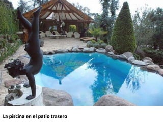  La piscina en el patio trasero  
 