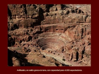 Anfiteatro, en estilo greco-romano, con capacidad para 4,000 espectadores. 