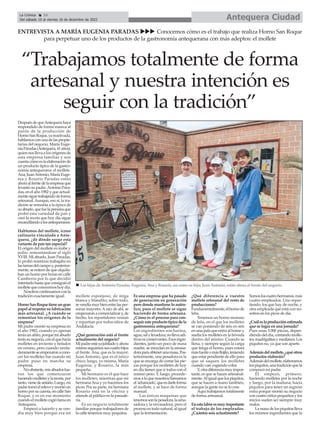 DespuésdequeAntequerahaya
respondido de forma masiva al
parón de la producción de
HornoSanRoque,yareactivada,
hablamosconunadelaspropie-
tarias del negocio, María Euge-
niaParadas(Antequera,41años),
quiennosllevaalosorígenesde
esta empresa familiar y nos
cuentacómoeslaelaboraciónde
un producto típico de la gastro-
nomía antequerana: el mollete.
Ana,JuanAntonio,MaríaEuge-
nia y Rosario Paradas están
ahoraalfrentedelaempresaque
levantó su padre,Antonio Para-
das, en el año 1982 y que actual-
mentesiguetrabajandodeforma
artesanal.Aunque, eso sí, la tra-
dición se remonta a la época de
suabuelo,quefuelapersonaque
probó esta variedad de pan y
creó la receta que hoy día sigue
encandilandoalosantequeranos.
Hablemos del mollete, icono
culinario vinculado a Ante-
quera, ¿de dónde surge esta
variante de pan tan especial?
El origen del mollete es árabe y
judío, remontándose al siglo
XVIII. Mi abuelo, Juan Paradas,
lo probó mientras trabajaba en
lastareasdelcampoy,posterior-
mente, se enteró de que alquila-
ban un horno por horas en calle
Camberos por lo que decidió
intentarlohastaqueconsiguióel
molletequeconocemoshoydía.
Nosotroscontinuamosconla
tradición exactamente igual.
HornoSanRoquetieneungran
papelalrespetarsufabricación
más artesanal. ¿A cuándo se
remontan los orígenes de la
empresa?
Mi padre montó su empresa en
el año 1982, cuando yo apenas
teníaunañito,porquemiabuelo
teníasunegocio,conelquehacía
molletes en invierno y helados
en verano, pero cuando verda-
deramenteseempezaronacono-
cer los molletes fue cuando mi
padre puso en marcha su
empresa.
Noobstante,misabuelosfue-
ron los que comenzaron
haciendomolletesylareceta,por
tanto,vienedeantaño.Luego,mi
padretomóelrelevoymontóun
hornoporsucuenta,encalleSan
Roque, y es en ese momento
cuandoelmolletecogiófamaen
Antequera.
Empezó a hacerlo y se ven-
día muy bien porque era un
mollete esponjoso, de miga
blanca y blandito; sobre todo,
sevendíamuybienentrelasper-
sonas mayores.Araíz de ahí, se
empezaronacomercializary,de
hecho, los repartidores venían
y repartían por todos sitios de
Andalucía.
¿Qué generación está al frente
actualmente del negocio?
Mipadreestáyajubiladoyahora
mismoseguimossuscuatrohijos
al frente. Ana, que es la mayor;
Juan Antonio, que es el único
chico; luego, yo misma, María
Eugenia; y Rosario, la más
pequeña.
Mi hermano es el que hace
los molletes, mientras que mi
hermana Ana y yo hacemos los
picos. Por su parte, mi hermana
Rosario está en la oficina y
atiende al público en la panade-
ría.
Es un negocio totalmente
familiar porque trabajadores de
la calle tenemos muy poquitos.
Es una empresa que ha pasado
de generación en generación
pero donde mantiene lo autén-
tico, pues el mollete se sigue
haciendo de forma artesana.
¿Cómo es el proceso para con-
seguiresteproductotípicodela
gastronomía antequerana?
Los ingredientes son harina,
agua,salylevadura;nollevaadi-
tivosniconservantes.Esosingre-
dientes, junto un poco de masa
madre, se mezclan en la amasa-
doraparaobtenerunamasa.Pos-
teriormente, una pesadora es la
que se encarga de cortar las pie-
zas porque los molletes de hoy
en día tienen que ir todos con el
mismo peso. Y, luego, procede-
mosaloquenosotrosllamamos
el'achancado',queesdarleforma
al mollete, y se hace de forma
manual.
Las únicas maquinas que
tenemossonlapesadora,laama-
sadora y la envasadora, pero el
proceso es todo natural, al igual
que la fermentación.
¿Qué diferencia a vuestro
mollete artesanal del resto de
producciones?
Fundamentalmente,elhornode
leña.
Tenemos un horno moruno
de leña, en el que los molletes
se van poniendo de seis en seis
enunapalaqueentraalhornoy
suelta los molletes en la bóveda
dentro del mismo. Cuando se
llena, y siempre según la carga
que tenga el horno, pues estará
másfuerteomásflojito,teniendo
que estar pendiente de ello para
que se saquen los molletes
cuando van cogiendo color.
Y,otradiferenciamuyimpor-
tante, es que se hacen artesanal-
mente.Aligualquelospiquitos,
que se hacen a mano también,
aunque la gente no se lo cree.
Aquí trabajamos totalmente
de forma artesanal.
Enestalaboresmuyimportante
el trabajo de los empleados.
¿Cuántos sois actualmente?
Somosloscuatrohermanos,más
cuatro empleados. Uno repar-
tiendo, los que hay de noche, y
otra empleada que está con no-
sotros en los picos de día.
¿Cuáleslaproducciónestimada
que se logra en una jornada?
Pues unas 3.000 piezas, depen-
diendodeldía,contandomolle-
tes,madrigalitasymedianos.Los
piquitos no, ya que son aparte.
Ademásdelmollete,¿quéotros
productos elaboráis?
Ademásdelmollete,elaboramos
lospiquitos,unatradiciónquela
comenzó mi padre.
Él empezó, primero,
haciendo molletes por la noche
y luego, por la mañana, hacía
piquitos para tener un ingreso
extra porque montó su negocio
concuatroniñospequeñosylos
inicios suelen ser siempre muy
malos.
Lamasadelospiquitoslleva
los mismos ingredientes que la
Antequera Ciudad
La Crónica 16
Del sábado 10 al viernes 16 de diciembre de 2022
ç
ENTREVISTA A MARÍA EUGENIA PARADAS uuu Conocemos cómo es el trabajo que realiza Horno San Roque
para perpetuar uno de los productos de la gastronomía antequerana con más adeptos: el mollete
“Trabajamos totalmente de forma
artesanal y nuestra intención es
seguir con la tradición”
n Las hijas de Antonio Paradas, Eugenia, Ana y Rosario, así como su hijo, Juan Antonio, están ahora al frente del negocio.
 