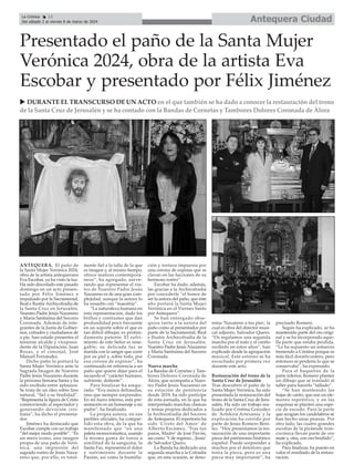 Antequera Ciudad
La Crónica 12
Del sábado 2 al viernes 8 de marzo de 2024
ç
Presentado el paño de la Santa Mujer
Verónica 2024, obra de la artista Eva
Escobar y presentado por Félix Jiménez
ANTEQUERA. El paño de
la Santa Mujer Verónica 2024,
obra de la artista antequerana
Eva Escobar, ya ha visto la luz.
Ha sido desvelado este pasado
domingo en un acto presen-
tado por Félix Jiménez e
impulsado por la Sacramental,
Real e Ilustre Archicofradía de
la Santa Cruz en Jerusalén,
Nuestro Padre Jesús Nazareno
y María Santísima del Socorro
Coronada. Además de inte-
grantes de la Junta de Gobier-
nos, cofrades y ciudadanos de
a pie, han estado presentes el
teniente alcalde y vicepresi-
dente de la Diputación, Juan
Rosas, y el concejal, José
Manuel Fernández.
Dicho paño lo portará la
Santa Mujer Verónica ante la
Sagrada Imagen de Nuestro
Padre Jesús Nazareno durante
la próxima Semana Santa y ha
sido recibido entre aplausos.
Se trata de un óleo sobre lino
natural, “fiel a su finalidad”.
“Representa la figura de Cristo
conmoviendo al espectador y
generando devoción cris-
tiana”, ha dicho el presenta-
dor.
Jiménez ha destacado que
Escobar cumple con un trabajo
“del mejor modo posible”. “Es
un mero icono, una imagen
propia de una paño de Veró-
nica, una impresión del
sagrado rostro de Jesús Naza-
reno que, por ello, es total-
mente fiel a la talla de la que
es imagen y, al mismo tiempo,
ofrece matices contemporá-
neos”, ha agregado, aseve-
rando que representar el ros-
tro de Nuestro Padre Jesús
Nazareno es de una gran com-
plejidad, aunque la autora lo
ha resuelto con “maestría”.
“La naturaleza humana en
esta representación, dado los
brillos y contrastes que dan
profundidad poco frecuente
en un soporte sobre el que es
tan difícil dibujar, es profun-
damente patente. El sufri-
miento de este Señor es inne-
gable; su delicada faz se
marida con la sangre que corre
por su piel y, sobre todo, por
esa corona de espinas”, ha
continuado en referencia a un
paño que quiere dejar para el
recuerdo el “carácter humano,
sufriente, doliente”.
Para finalizar ha asegu-
rado: “Eva nunca defraudas,
sino que siempre sorprendes.
En mi fuero interno, esta pre-
sentación es un homenaje a mi
padre”, ha finalizado.
La propia autora, en sus
perfiles oficiales, ha compar-
tido esta obra, de la que ha
manifestado que “en una
paleta monocromática, usando
la misma gama de tonos a
similitud de la sanguina, la
Santa Faz, representa el dolor
y sufrimiento durante la
Pasión, así como la humilla-
ción y tortura impuesta por
una corona de espinas que se
clavan en las facciones de su
hermoso rostro”.
Escobar ha dado, además,
las gracias a la Archicofradía
por concederle “el honor de
ser la autora del paño, que éste
año portará la Santa Mujer
Verónica en el Viernes Santo
por Antequera”.
Se han entregado obse-
quios tanto a la autora del
paño como al presentador por
parte de la Sacramental, Real
e Ilustre Archicofradía de la
Santa Cruz en Jerusalén,
Nuestro Padre Jesús Nazareno
y María Santísima del Socorro
Coronada.
Nueva marcha
La Bandas de Cornetas y Tam-
bores Dolores Coronada de
Álora, que acompaña a Nues-
tro Padre Jesús Nazareno en
su estación de penitencia
desde 2019, ha sido partícipe
de esta jornada, en la que ha
interpretado marchas clásicas
y temas propios dedicados a
la Archicofradía del Socorro
de Antequera. El repertorio ha
sido ‘Cristo del Amor’ de
Alberto Escámez, ‘Tras tus
pasos, Madre’ de José Pavón,
así como ‘Y de regreso... Jesús’
de Salvador Quero.
La Banda ha dedicado una
segunda marcha a la Cofradía
que, en esta ocasión, se deno-
mina 'Nazareno a tus pies', la
cual es obra del director musi-
cal adjunto, Salvador Quero.
“Os regalamos una segunda
marcha por el trato y el cariño
recibido en estos años”, han
explicado desde la agrupación
musical. Este estreno se ha
escuchado por primera vez
durante este acto.
Restauración del trono de la
Santa Cruz de Jerusalén
Tras descubrir el paño de la
Santa Mujer Verónica, ha sido
presentada la restauración del
trono de la Santa Cruz de Jeru-
salén. Ha sido un trabajo rea-
lizado por Cristina González
de 'Artekira Artesanía' y la
explicación ha corrido por
parte de Jesús Romero Bení-
tez. “Hoy presentamos la res-
tauración de una importante
pieza del patrimonio histórico
español. Puede sorprender a
muchos por el deterioro que
tenía la pieza, pero es una
pieza muy importante”, ha
precisado Romero.
Según ha explicado, se ha
mantenido parte del oro origi-
nal y se ha incorporado aque-
lla parte que estaba perdida.
“Le ha supuesto un esfuerzo
tremendo a Cristina porque es
más fácil dorarlo entero, pero
entonces se perdería lo que se
conservaba”, ha expresado.
Para el baquetón de la
parte inferior, Romero planteó
un dibujo que se trasladó al
taller para hacerlo “tallado”.
“Se han mantenido las
hojas de canto, que son un ele-
mento repetitivo, y en las
esquinas se planteó una espe-
cie de escudo. Para la parte
que acogían los candelabros se
han hecho unas peanas. Por
otro lado, las cuatro grandes
escofias de la pirámide tron-
cocónica llevan parte de oro
mate y, otra, con oro bruñido”,
ha explicado.
Para finalizar, ha puesto en
valor el resultado de la restau-
ración.
u DURANTE EL TRANSCURSO DE UN ACTO en el que también se ha dado a conocer la restauración del trono
de la Santa Cruz de Jerusalén y se ha contado con la Bandas de Cornetas y Tambores Dolores Coronada de Álora
 