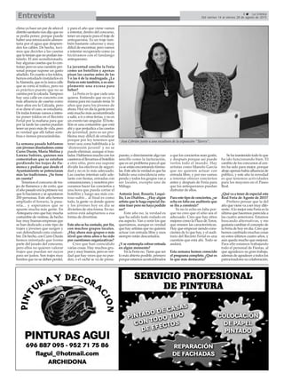 3 La Crónica
Del viernes 14 al viernes 28 de agosto de 2015Entrevista
clima ya hace un par de años el
distrito sanitario nos dijo que no
se podía poner, porque puede
haber una intoxicación alimen-
taria por el agua que despren-
den los cables. De hecho, tuvi-
mos que decirles a las casetas
que lo tenían que no podían ins-
talarlo. El aire acondicionado,
hay algunas casetas que lo con-
tratan pero es una cuestión per-
sonal porque supone un gasto
añadido. En cuanto a los toldos,
hemos estudiado instalarlos en
laAlameda, que es la única calle
que se corta al tráfico, pero no
es práctico puesto que no se
camina por la calzada. Tampoco
hay una calle en concreto con
más afluencia de casetas como
hace años era la Calzada, pero
si se diese el caso, se estudiaría.
De todas formas vamos a inten-
tar poner toldos en el Recinto
Ferial por la mañana para que
por la tarde las casetas puedan
tener un poco más de vida, pero
es verdad que allí faltan som-
bras e iremos procurándolas.
La semana pasada hablamos
con jóvenes diseñadores como
Curro Durán, María Molina y
Lorena Subires, quienes nos
comentaban que se estaban
perdiendo los trajes de fla-
menca y pedían que desde el
Ayuntamiento se potenciaran
más las tradiciones. ¿Se tiene
en cuenta?
Tenemos el concurso de tra-
jes de flamenca y de corto, que
el año pasado era la primera vez
que lo hacíamos y se apuntaron
200 personas. Este año hemos
ampliado el horario, la pasa-
rela... y esperamos que se
apunte mucha más gente. En
Antequera creo que hay mucha
costumbre de vestirse, de hecho
hay muy buenas empresas que
se han dedicado a este tipo de
trajes y jóvenes que surgen y
van defendiendo esta costum-
bre. De hecho, con Curro Durán
hemos intentado que forme
parte del jurado del concurso,
pero ellos no quieren valorar
trajes que puedan ser suyos
para ser justos. Son trajes muy
bonitos que no se deben perder,
y para el año que viene vamos
a intentar, dentro del concurso,
tener un espacio para el traje de
antequerana. Es un traje tam-
bién bastante caluroso y muy
difícil de encontrar, pero vamos
a intentar recuperarlo como ya
hiciéramos con el fandango
antequerano.
La juventud concibe la Feria
como un botellón y apenas
pisan las casetas antes de las
3 o las 4 de la madrugada. ¿La
Feria es esto también, o es sim-
plemente una excusa para
beber?
La Feria es lo que cada uno
quiera. Entiendo que no es la
misma para mí cuando tenía 16
años que para los jóvenes de
ahora. Hoy en día la gente joven
está mucho más acostumbrada
a salir, a ir a otras ferias, y no es
un evento tan singular. El bote-
llón es una costumbre que está
ahí y que perjudica a las casetas
de juventud, pero es un pro-
blema muy difícil de erradicar
porque por ley tenemos que
tener una zona habilitada a la
‘distensión juvenil’ y no se
puede eliminar, aunque sí tras-
ladar. Hablamos mucho con los
caseteros el llevarnos el botellón
a otro sitio, pero eso supone
dividir los efectivos de seguri-
dad y no es lo más adecuado.
Las casetas intentan salir ade-
lante con fiestas, entradas con
consumiciones, y nosotros pro-
curamos hacer los conciertos a
una hora que pueda cortar el
botellón y luego sea más cos-
toso subir... al final es como
todo, la gente va donde quiere
y los jóvenes hoy en día se
divierten de otra forma. En no-
sotros está adaptarnos a esa
forma de divertirse.
Este año se ha contado, por fin,
con muchos grupos locales.
¿Hay ahora más grupos o más
nivel que otros años o ha sido
por cuestiones organizativas?
Creo que han coincidido
varias cosas. Hay muchos gru-
pos y muy buenos, pero es ver-
dad que hay veces que no pue-
den, o el caché se va de presu-
puesto, o directamente algo tan
sencillo como la facturación,
que es un problema para el que
ya se están encontrando fórmu-
las. Este año la verdad es que ha
habido una coincidencia estu-
penda y todos los grupos van a
ser locales, excepto uno de
Málaga.
Antonio José, Rosario, Loqui-
llo, Los Diablos... ¿Hay algún
artista que le haga especial ilu-
sión traer pero no haya podido
ser?
Este año no, la verdad es
que ha salido todo rodado en
ese aspecto. Van a venir los que
queríamos, aunque es verdad
que hay artistas que no quieren
actuar con entrada libre y esos
siempre están descartados.
¿Y se contempla cobrar entrada
en algún momento?
En la Feria no. Tiene que ser
lo más abierta posible, primero
porque estamos acostumbrados
a que los conciertos sean gratis,
y después porque así puede
verlos todo el mundo. Hay
artistas como Manolo García
que no quieren actuar con
entrada libre, y por eso vamos
a intentar ofrecer conciertos
antes y después de Feria para
que los antequeranos puedan
disfrutar de ellos.
Para este tipo de conciertos, ¿se
echa en falta ese auditorio que
se iba a construir?
Yo no lo echo en falta por-
que no creo que el sitio sea el
adecuado. Creo que hay sitios
mejores como la Plaza de Toros,
que reunen las características.
Hay que empezar siendo cons-
cientes de lo que hay, y el audi-
torio del Recinto Ferial es una
cuestión que está ahí. Todo se
andará.
Esta semana hemos conocido
el programa completo. ¿Qué es
lo que más destacaría?
Se ha mantenido todo lo que
ha ido funcionando bien. El
cambio de los concursos al cen-
tro ha sido para mejor, porque
abajo apenas había afluencia de
público, y este año la novedad
es que tenemos actividades
para los mayores en el Paseo
Real.
¿Qué va a tener de especial esta
Real Feria de Agosto de 2015?
Prefiero pensar que la del
año que viene va a ser muy dife-
rente.Alo mejor esta Feria es la
última que hacemos parecida a
las cuatro anteriores. Estamos
buscando alternativas, y me
gustaría cambiar el concepto de
la Feria de hoy en día. Creo que
hemos cambiado muchas cosas
en estos últimos cuatro años, y
aún queda mucho que mejorar.
Para ello estamos trabajando
todo el personal de Fiestas, al
que agradezco su gran trabajo,
además de agradecer a todos los
patrocinadores su colaboración.
Ana Cebrián junto a una escultura de la exposición “Tavrvs”.
 