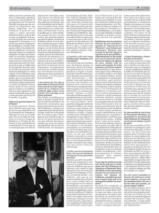 3 ç La Crónica
Del sábado 11 al viernes 17 de junio de 2016Entrevista
menes, que en los próximos dos
años va a ejecutarse, aprobarse
y empezar a desarrollarse. Si
conseguimos ser Patrimonio
Mundial, tenemos que dar res-
puesta al compromiso que
hemos adquirido con la
UNESCO. A parte de eso,
vamos a seguir haciendo
infraestructuras y todo lo dia-
rio que va surgiendo. Este jue-
ves han llegado los primeros
refugiados a Antequera, a un
centro que hemos adaptado a
las necesidades. Con esto,Ante-
quera se sitúa en la primera ciu-
dad de Andalucía y de las pri-
meras de España en acogida de
refugiados. Es algo muy impor-
tante, no solo para Antequera
y los antequeranos, sino que
demuestra esa dimensión de
internacionalización de Ante-
quera de la que yo hablé tanto
en el programa electoral como
en la toma de posesión. Esta
internacionalización la vamos
a lograr con los Dólmenes, pero
también con el tema de los refu-
giados, que es un asunto total-
mente diferente. Demostramos
que hemos estado preparados,
y cuando ha llegado la hora,
hemos dado la cara, hemos
puesto el dinero y en colabora-
ción con otros organismos, nos
hemos coordinado para recibir
a estas personas que huyen de
la muerte y la guerra.
¿Qué no le gustaría dejarse en
el tintero?
No tengo quimeras. Podría
decir muchas cosas, pero hay
proyectos que dependen del
Ayuntamiento de Antequera y
otros que no, o no en su totali-
dad. Uno es el Centro de Atle-
tismo y el nuevo Parque de
Bomberos, y el Centro de Alz-
heimer si hay posibilidad de
concesionarlo. A nivel que no
es municipal pero con directa
implicación municipal, otros
dos asuntos: la estación del
AVE, que en el momento que
haya gobierno de España, que
en la actualidad está en funcio-
nes y no puede tomar ciertas
determinaciones, saldrá ade-
lante; y el Puerto Seco. A ver si
es posible que yo, como alcalde,
vea, aunque no vaya y no me
inviten, esas primeras piedras
que tanto le gustan a la Junta de
Andalucía poner. Si no se deci-
den a ponerla porque no saben
como invitar al alcalde, que la
pongan y no me inviten, me da
igual, pero que la pongan. Es
un proyecto importante para el
empleo, para la diversificación
económica de Antequera y la
consecución de los valores
logísticos de forma palpable y
que de verdad sea una cuestión
que llame la atención de los
empresarios. Los empresarios
invierten de verdad cuando
hay movimiento en la tierra,
hasta que no está concretado no
se deciden, y yo creo que es
hora de decidirse.
A principios de este año se
presentaba el Proyecto DUSI
como uno de los más impor-
tantes de la ciudad en este
cuarto de siglo, ¿cómo va ese
asunto? ¿Se verá algo en un
futuro próximo?
Muy pronto, es posible que en
julio, se decida. Cuando alcal-
des de todos los partidos y de
diferentes municipios que
hemos presentado proyectos
DUSI hablamos, siempre nos
preguntamos por este proyecto,
aunque a todos no se les puede
dar. Yo confío en que a Ante-
quera sí se le conceda ya que es
uno de los pocos proyectos,
creo que solo hay dos más en
España, que no es un munici-
pio individual, sino en red. En
el DUSI están con Antequera
los municipios de Álora,Arda-
les y Valle de Abdalajís, lide-
rado por la Diputación provin-
cial, y tiene una vocación muy
clara que es el Caminito del
Rey. Este proyecto ha sido Pre-
mio Europa Nostra 2015 y Pre-
mio Nacional de Singularidad
Turística por el Ministerio.Ade-
más, llevamos cinco o seis años
sin recibir fondos europeos por
la situación que se dio con el
proyecto de remodelación del
Mercado deAbastos, que no se
llevó a cabo, y supuso una
penalización. Por suerte, pudi-
mos cogerla a tiempo y supi-
mos disculparnos.
¿Considera este año como
fructífero para Antequera y los
ciudadanos?
Creo que ha sido muy fructífero
para Antequera porque el
municipio, dentro de la situa-
ción general que se vive en la
provincia, la región y el país,
está mejor. Tenemos menos per-
sonas paradas, una economía
más diversificada y más
potente.Antes eran muchas las
personas que basaban sus
empleos en la construcción,
ahora hemos conseguido tener
menos parados con un nivel de
dedicación a la construcción
mínimo. Además, se están
haciendo iniciativas agrícolas y
agroalimentarias muy novedo-
sas. Por otra parte, el Turismo
va “como un cohete”, Ante-
quera ha conseguido niveles de
ocupación hotelera y de visitas
turísticas como ningún otro
municipio. Málaga va mejor,
Andalucía va mejor y España
va mejor, pero Antequera ha
conseguido en esos aspectos ir
mucho más arriba. Vamos a
seguir así, tenemos que aumen-
tar el sector industrial y el sec-
tor logístico, y las medidas
municipales van orientadas a
eso. En el momento que se de-
sarrollen o se concreten los pro-
yectos de los que hemos
hablado, teniendo en cuenta
que la economía de Antequera
que ya está fundamentada y
basada, sumando lo que venga,
creo que vamos a tener un
futuro mejor.
¿Cuáles son los principales
retos a los que se enfrentará
Antequera en los próximos
tres años?
Tenemos que abrir la posibili-
dad de que Antequera se con-
vierta en la ciudad líder en el
centro deAndalucía, que sea un
referente y que cuando se diga
Antequera ya no nos conozcan
solo por los Dólmenes, el Tor-
cal, el Caminito del Rey o los
molletes, sino que se nos
conozca también por el Puerto
Seco, como ciudad líder en
investigación en los medios
de transporte y que seamos el
corazón ferroviario de la alta
velocidad longitudinal y trans-
versal deAndalucía. El objetivo
es que todo el mundo nos reco-
nozca y nos valore, como ya nos
consta que Antequera es una
ciudad querida, apreciada y
muy respetada por altas instan-
cias del Estado, nuestro país,
por la Diputación y por los
medios de comunicación. Me
gustaría que también lo fuera
por la Junta deAndalucía, pero
desgraciadamente a sus diri-
gentes les falta ese respeto a lo
que puede ser Antequera y a
sus posibilidades, y no es justo.
No le están faltando el respeto
al alcalde, se lo hacen a la ciu-
dad, y eso no lo voy a permitir.
Hablábamos tras los primeros
100 días de este mandato y
apelaba al “Espíritu de los
Dólmenes” para trabajar por
Antequera. Durante este
tiempo ha habido algunos
aspectos en los que partidos y
administraciones se han unido
pero aun la sensación desde
fuera es de lejanía con algunas
de ellas, ¿dónde echa de
menos este espíritu de lucha
conjunta y por el bien común?
Me gustaría que lo que hemos
sido capaces en los Dólmenes,
el Caminito del Rey o en la Red
de Ciudades Medias, donde
ayuntamientos e instituciones
de distintos signo político
hemos sacado proyectos hacia
adelante sin ningún problema,
se extrapolara a otros asuntos.
Pero si vas al Parlamento de
Andalucía y lo primero que
hace la señora presidenta es
insultarte cuando solamente
pretendes saludarla; cuando
vas con los vecinos y el alcalde
los acompaña como la cosa más
natural del mundo y hay un
grupo parlamentario que te
veta mientras todos los demás
no tienen ningún problema;
cuando continuamente se está
reclamando por vía jurídica o
administrativa cuestiones que
antes ni se les ocurría... se llama
poner “palos en las ruedas”.
Pero les está saliendo mal por-
que la gente ya lo sabe. Que el
Ayuntamiento deAntequera no
reciba el mismo respeto ni la
consideración que reciben otros
Ayuntamientos porque están
gobernados por otros partidos
del mismo signo político de la
Junta, eso no es democrático ni
respetuoso desde el punto de
vista institucional. El problema
de llevar demasiados años en
el gobierno es que se confunde
partido con institución, y des-
graciadamente lo estamos
pagando, pero estamos
saliendo a pesar de eso.
Si por algo ha estado marcado
este año ha sido por la candi-
datura del Sitio Dólmenes de
Antequera a Patrimonio Mun-
dial donde se han concentrado
muchos de los esfuerzos de
trabajo del Equipo de
Gobierno, ¿considera que este
será el mayor logro que se ha
conseguido durante sus man-
datos?
Sin duda. De conseguirlo, es
el hecho histórico más impor-
tante de la ciudad desde 1410.
En estos seis siglos y seis años
que llevamos, con todo lo que
ha habido, es un hecho único
de la ciudad en la cual ella es
protagonista única y singular.
Gracias a esta declaración
vamos a conseguir dimensio-
narnos como una ciudad mun-
dial, entrar en la liga a nivel
mundial. De los más de 8.000
ayuntamientos y ciudades de
España, entraríamos en la liga
de 45 ciudades Patrimonio
Mundial, y en el mundo entra-
ríamos una liga de mil y algo
ciudades. Por tanto, es un
hecho histórico internacional.
Antequera seguirá siendo nues-
tro pueblo y nuestra ciudad,
pero va a adquirir una dimen-
sión distinta y tenemos que
estar preparados para ello a
todos los niveles: turístico, pro-
fesional, municipal y urbanís-
tico.
¿Viajará finalmente a Estam-
bul para la decisión?
Tenía dudas acerca de si viajar
o no, ya que no tenía claro si mi
sitio y mi labor era más conve-
niente allí o aquí, enAntequera
y con los antequeranos. Incluso
lo hablé con el ministro de Cul-
tura en la reunión de Madrid
de esta semana. Pero tras cono-
cer cómo será el desarrollo del
programa en Estambul, así
como que hay un momento
en el que la delegación que
representa el bien tiene un
momento para agradecer a los
países votantes su apoyo, me
parecería una falta de respeto
que el alcalde no estuviese
representando al municipio.
Aunque sinceramente me gus-
taría celebrarlo más en Ante-
quera, con mis vecinos, pero
hay que estar donde las circuns-
tancias mandan.
En este mandato se creó el área
de Patrimonio Mundial, ¿se
mantendrá la concejalía del
Sitio Dólmenes de Antequera?
¿Cuál será su trabajo a partir
de julio?
El día que se nombre el Sitio
Dólmenes de Antequera como
Patrimonio Mundial, si Dios
quiere, ese será el día que
empiece todo, no el día en que
termina. Es como cuando te cla-
sificas para un Mundial o una
Eurocopa, usando un símil fut-
bolístico, te has clasificado pero
ahora tiene que ganarlo, y
ganarlo es mantenerse ahí. No
nos podemos olvidar de que en
diciembre de 2019, se revisa y
hace una evaluación del Patri-
monio Mundial, igual que a
todos los bienes, y debes haber
respondido a lo que te has com-
prometido. Por ello, debes tener
a alguien para la determinación
y coordinación del Plan Espe-
cial y todos los trabajos, por ello
la concejalía va a seguir.
En este nuevo mandato el
Equipo de Gobierno sufrió
pocos cambios, con tan solo
tres modificaciones. De cara a
los tres años que quedan, ¿se
plantea algún cambio?
No me planteo ninguna. En el
anterior mandato, como dices,
solo se hizo una pequeña modi-
ficación casi al final. En este
caso, tal vez cuando se llegue al
ecuador del mandato o algo
más adelante, se haga algún
cambio, pero de momento no
hay nada previsto.
 