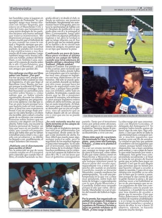 tan humildes como si jugaran en
un equipo de Preferente. Yo, por
ejemplo, tengo muy buena rela-
ción con Álvaro Negredo, que
estuvo en el Manchester City y
sólo del trato que teníamos en
zona mixta después de los parti-
dos hicimos una buena amistad
que todavía mantenemos. Me
impresionó porque yo siempre
valoro mucho que el futbolista dé
la cara cuando las cosas le van
mal, y Negredo, siempre que per-
día, siempre que jugaba un mal
partido, se paraba con nosotros
a dar explicaciones y eso dice
muchodeélcomopersona.Luego
también tengo muy buena rela-
ción conAdrián, portero del West
Ham, o con Antonio Luna, aun-
queaélloconocíademuchoantes
de ir allí. O Jota Peleteiro, que
estuvo en el Brentford... al final
son amigos que quedan ahí.
Sin embargo escribes un libro
sobre Luis Suárez. ¿Por qué?
Eso fue un poco raro, porque ade-
más escribí el libro cuando se vino
de Inglaterra, el año que llegó al
Barcelona (risas). Bueno, eso sur-
gió porque la editorialAl Poste se
puso en contacto conmigo. Esta-
ban buscando un periodista para
escribir sobre Suárez y, como
sabían que yo había estado
siguiéndolo durante los últimos
años en Inglaterra, me pregunta-
ron si me apetecía y les dije que sí.
Fue un poco locura porque tuve
que hacerlo todo en tres meses,
pero al final fue una experiencia
brutal. Casi me pongo malo por-
que no me daba tiempo y el estrés
era increíble, pero conocí a mucha
gente de su entorno, me contaron
historias sobre Suárez que no
conocía y me dejaron con la boca
abierta. Sobre todo, me encantó la
historia personal de Suárez: un
tipo que nace en un pueblo sin
nada, que cuando era pequeño
decíaquehabíadíasquenosabían
si tendrían para comer o no, y que
sólo con su esfuerzo y su talento
ha llegado a ser, posiblemente, el
mejor delantero del mundo.
¿Hablaste con él directamente
para escribir el libro?
No, le entrevisté un par de veces
cuando estaba en el Liverpool
pero coincidió que cuando hice el
libro, él estaba haciendo su bio-
grafía oficial y ni desde el club, ni
desde su entorno, me pusieron
facilidades.Símplementemeauto-
rizaron hacer la biografía, pero no
tuve la oportunidad de hablar con
él. Después de publicarlo sí que
pude estar con él y le entregué el
libro. Curiosamente, luego salió
con el libro en algunos periódicos
ingleses y tal, pero la verdad es
que no tengo relación con él. Eso
sí, por lo que me ha contado gente
de su familia y de su círculo más
íntimo de amigos, me parece que
es un tipo que merece la pena.
Cambiando un poco de tema.
Hace poco vivimos el último
susto en un campo de fútbol,
cuando una falsa amenaza de
bomba obligó a desalojar Old
Trafford. ¿Dónde estabas?
Estaba en Londres. Ese partido no
lo iba a narrar, pero recuerdo que
me pilló en la radio, donde había
un compañero que sí lo narraba y
fue muy raro, porque en Inglate-
rra son muy meticulosos con los
horarios. Allí sólo se puede apla-
zar un partido durante un tiempo
por dos cosas: porque haya un
peligro de seguridad como fue
este caso, o porque haya proble-
mas con el tráfico, sobre todo en
Londres.Al principio, cuando nos
dicen que se iba a posponer
durante 45 minutos, nos temimos
lo peor porque Inglaterra entera
estaba en alerta terrorista, así que
fue un susto importante.Al final,
del susto pasó al ridículo porque
se demostró que no era un explo-
sivo, sino un artefacto que se
habían dejado allí de un simula-
cro y creo que eso no se puede
permitir.
¿Se está notando mucho esa
alerta terrorista en los campos de
fútbol ingleses?
Yo creo que en Inglaterra siempre
han sido muy profesionales con
la seguridad, desde antes de lle-
gar a este momento de alerta. Es
muy difícil que pueda pasar algo,
aunque nunca se sabe, pero la
seguridad de los estadios ingleses
esparaestartranquilos.Yanosólo
por el terrorismo, sino también
por el tema de la rivalidad. Hubo
muchos problemas con la violen-
cia en los campos de fútbol en los
años 80 y 90, y con las leyes que
hizo el gobierno consiguieron
pararlo. Tanto por el terrorismo
como por peleas entre aficiones,
es muy seguro ir a un campo en
Inglaterra. Siempre tienes la pre-
ocupación, pero al final tienes que
acostumbrarte a vivir con eso.
Ahora estás aquí de vacaciones.
Ha terminado la Liga, la Cham-
pions... pero viene una Eurocopa,
fichajes... ¿Cómo se te plantea el
verano?
Va a ser un verano movido por-
que, aunque no tengo que traba-
jar para la Eurocopa, como sabes
el año que viene vamos a tener en
Manchester a Mourinho en un
equipo y a Guardiola en otro, y sé
que aunque intentaré pasar la
mayor parte del verano aquí,
seguramente voy a tener que ir
mucho allí cuando se presente
Guardiola, cuando se presente
Mourinho, cuando empiecen las
pretemporadas... Va a ser una pre-
temporada en la que voy a estar
muy pendiente, sobre todo del
tema de fichajes y especialmente
con lo que digan Mourinho y
Guardiola. Estaré muy ocupado
porque el año que viene, obvia-
mente, Manchester va a ser el cen-
tro del mundo del fútbol en Ingla-
terra.
Por lo pronto, has organizado un
partidoconamigosenAntequera
para el 18 de junio. Vas a traer a
jugadores de Primera División a
jugar un partido solidario en El
Maulí. ¿Cómo surge la idea?
La idea surge por una conversa-
ción con Manolo González, el
delegado del Antequera CF. Yo
siempre había tenido ganas de
hacer algo de este tipo, algo soli-
dario, y creo que ahora se daba la
oportunidad para conseguir jun-
tar a muchos jugadores que
podían venir ese fin de semana.
La verdad es que hay que quitarse
el sombrero con los jugadores que
vienen, porque tienen total pre-
disposición, van a traer camisetas
parasortear,yvanadejardehacer
lo que están haciendo por venir a
Antequera. Son gente muy com-
prometida socialmente y al final
se trata de un grupo de buena
gente que se junta para jugar un
partido. Creo que es una alegría
que personas que no tienen por
qué hacerlo vengan a ayudar a
quien lo necesita, y para mí es una
satisfacción increíble ya no sólo
por lo bien que lo vamos a pasar,
sino porque te das cuenta de que
la gente merece la pena y de que
muchas veces a los futbolistas se
les ve de una manera que no es.
Los jugadores de élite son com-
prometidos como lo puede ser
cualquiera, y el partido no es más
que una manera de ayudar a
gente que lo necesita. Creo que
todos deberíamos hacerlo en la
medida de nuestras posibilidades
y si yo tengo la oportunidad de
tener estos contactos y ayudar a
través de ellos, lo voy a hacer. El
objetivo, además, es hacerlo
durante mucho tiempo.
31 ç La Crónica
Del sábado 11 al al viernes 17 de junio de 2016Entrevista
Con Álvaro Negredo en zona mixta cuando militaba en las filas del Manchester City
Entrevistando al jugador del Atlético de Madrid, Diego Godín
 