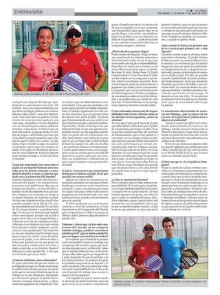 cualquier otro deporte. El niño que hace
deporte es más maduro en todo. De
entrada, tiene una responsabilidad por-
quetienequellegarpuntualaunentrena-
miento o que comer a una hora determi-
nada. Todo esto tiene un patrón.Al final
al niño lo estás involucrando en una
vida sana, saludable y en una disciplina
con sus horarios para comer, entrenar,
estudiar, o descansar. Al final el que no
tieneestepatrón,sepuedeperderenotro
tipodejuegosoactividadesquehaceque
aesaedadnotengalamadurezquesítie-
nen los que lo hacen. En cuanto a la vida
diaria,elquecompiteescapazderesolver
situaciones que el que no compite no
sabría.Erescapazdeafrontarlassituacio-
nes de forma diferente. Practicar deporte
tiene muchas ventajas a la hora de crecer
y formarte.
Comohascomentado,haceunosañosel
pádel era un deporte bastante descono-
cido, pero de pronto comenzó a exten-
derselaaficiónyacrecer.¿Cómohaayu-
dado eso a la promoción del deporte?
Estamos hablando mucho del nivel pro-
fesional del pádel y de competición,
pero para mí el pádel tiene algo que no
lotieneotrodeporte,yeselnivellúdicoy
familiar.Eselúnicodeporteenelquepue-
des competir con tu pareja, un amigo o
cualquier familiar sin importar la edad.
Nohayotrodeporteenelquecon45años
puedas competir con tu hijo de 13 y con-
traunaparejadeunachicade23yunchico
de 14, y luego termine y os podáis tomar
algo.Yocreoqueesohahechoqueelpádel
crezca muchísimo, porque vas al club a
jugar con tu hijo y se va enganchando, y
seformanunaseriederelacionessociales.
Además, es un deporte en el que resulta
fácil aprender cuando empiezas a practi-
carlo, es muy gratificante. Hay deportes
en los que necesitas mucho tiempo para
tenerunpocodecontrolyparadivertirte,
pero en el pádel, si no tienes ni idea y
entras por primera vez en una pista y te
dan una pala y comienzas en una clase a
darle a una bola, ya te diviertes. Desde el
principio es muy agradecido, y creo que
eso ha hecho que crezca tanto.
¿Cómo te definirías como entrenador?
Yo parto de la base de que me siento un
privilegiadoporquemitrabajomeencanta,
le dedico tanto tiempo porque me gusta
tantoquenomepesa.Dentrodequeesun
trabajo, no es una obligación. He pasado
por iniciación, grupos de perfecciona-
miento, escuelas municipales, y ahora
sobretodojugadoresdecompetición.Pero
laverdadesquenosabríadefinirmecomo
entrenador. Creo que soy metódico, me
gustaseguirunalíneadetrabajocoherente,
haceruntrabajoorganizadoconcadauno
de mis alumnos, una progresión para
llevarlos lo más arriba posible. Me gusta
queelentrenamientoseamuyactivoyno
hayamuchosparonesotiemposmuertos.
Aprovechar mucho el tiempo real que
tenemosdeclase.Síquecreoquemecom-
prometomuchoconmisjugadores,intento
tener un grado alto de compromiso con
ellos tanto dentro como fuera de la pista
para lo que les haga falta, al final se trata
dehacerunequipoconcadaunodeellos
y la confianza mutua es fundamental.
Cuando pasas tantas horas con tus juga-
dorescreasunvínculoquevamásalládel
deportivo, te preocupas por sus estu-
dios, sus inquietudes e intentas ser un
apoyo para cualquier cosa que puedan
necesitar.
¿Cuál es el momento mas importante
desde que te dedicas al pádel y/o el que
guardas con mayor cariño?
Quizás son varios los momentos y no
seríajustoquedarseconunopuesincluso
desde que comienzas como monitor en
iniciaciónycogesaunalumnoquenunca
ha cogido una pala, verle evolucionar y
progresar, eso a nivel personal, ya es una
satisfacciónmuygrandeysonmomentos
que se te quedan.
Si debo quedarme con un momento
concreto a nivel de resultados, el mas
importanteeselCampeonatodelMundo
que consiguieron en Méjico la pareja de
MomoyJoséCarlosencategoríajuniorel
pasado año.
Entrenas a chicos que ya han sido cam-
peones del mundo en su categoría
estando contigo, ¿conlleva una mayor
presiónparati?¿quésesientecuandolle-
ganesoslogrosaunestandoalasombra?
Es evidente que el tema de la presión
como preparador cuando ya trabajas con
campeones del mundo o gente que tiene
undeterminadonivel,esdiferente.Sabes
que tu trabajo debe ser muy meticuloso
porqueellossabenqueloqueluegollevan
a pista depende de que tú aciertes con
los entrenamientos y la preparación para
lospartidos,luegoestoesundeporteyse
ganaosepierde,perosiesciertoqueexiste
una gran responsabilidad en el día a día
con el patrón de trabajo que escojes y
sigues con los jugadores.
Conrespectoaloquesesientecuando
se alcanzan las metas marcadas, pues da
igual estar en la sombra o en primera
plana,elorgullopersonalylasatisfacción
de que un jugador con el que compartes
una preparación logre ganar algo, no se
puede llegar a describir con palabras.
Quien ha podido vivir una situación asi,
sabrádeloquehablo...ysueleserasitanto
en las victorias como en las derrotas, se
comparten alegrías y tristezas.
¿Hasta donde te gustaría llegar?
Hastadondeelloslleguen.Tengolasuerte
que muchos de los mejores menores a
nivel nacional confían en mi, lo que para
miesmotivodeorgulloyresponsabilidad.
Para ellos soy apoyo en su carrera y con
todos ellos me gustaría seguir creciendo,
Bea tiene 14 años, Momo tiene 19, Marta
Caparróstiene15,LuisPozotiene17años,
sonlosmejoresensuscategoríasyquetie-
nen todavía muchísimo recorrido. Real-
mentetengolasuertedepoderentrenara
jugadoresquebrillanporsucompromiso.
Cualquiera que vea un entrenamiento
deMartaCaparros,LuisPozoocualquiera
de mis alumnos saben el nivel de intensi-
dad y de implicación que tienen en cada
ejercicio. Profesionalmente no me pongo
meta, ojalá sea mientras más alto mejor.
Comoentrenador,tienespartederespon-
sabilidad tanto en las victorias como en
las derrotas de tus jugadores, ¿cómo las
afrontas?
Yo creo que lo paso peor fuera de la pista
que ellos dentro, sobre todo por el grado
decompromisoquetengoconellos.Yose
loquehansufridoparaestarahí,lashoras
deentrenamiento,quenohanpodidoira
una fiesta con los amigos porque tenían
queentrenar,quehanestadoseishorasen
un coche para llegar a un torneo, etc.
Cuando pasa todo eso y llegas a un par-
tido en el que estas en un tercer set y está
apretado,noeslomismoelquehavivido
todoesoconellosqueelqueseencuentra
ahí de paso. Es un momento en el que yo
creo que lo vives casi como ellos. Para mi
unavictoriasuyaeslaalegríamásgrande
que me puedo llevar y con cada derrota
me quedo fatal ya que sé lo que supone
para ellos.
¿Cómo se superan las derrotas?
Paralobuenoyparalomalo,tenemosres-
ponsabilidad. Si el niño gana el partido,
noesresponsabilidadtotaldelentrenador,
y tampoco lo es cuando pierde. Al final
nuestra figura es de apoyo, son ellos los
que te sacan las castañas del fuego. Día a
díateenfrentasaganaroperder,perocada
semana hay una competición nueva, por
loquenopuedesrelajartemucho.Loque
te tienes que plantear es el por qué se ha
perdidoelpartido,quéesloquehapasado
enmomentospuntualesparaquesuceda,
y trabajar en eso para que la próxima vez
quepasesepuedaafrontardeformadife-
rente. Trabajamos también con sensacio-
nes, y cuando se pierde, duele.
¿Qué consejo le darías a la persona que
se va a acercar por primera vez a este
deporte?
Elprimerconsejoesquesedivierta,tienen
que venir a divertirse. Al pádel todavía
lefaltaunpuntodeprofesionalismoenlo
económico, no es normal que los padres
tengan ese nivel de gasto con entrenado-
res,desplazamiento,etc.ydespuésnoreci-
bannada,porqueenlostorneosdemeno-
res no recibes nada. Por ello, no puedes
tomarteelpádeldesdeunpuntoprofesio-
nal desde pequeño, tiene que resultarte
divertido,quetesirvadehobbyyparaeli-
minarestrés.Losmenorestienensuspro-
piosmecanismosytambiénnecesitanacti-
vidades que les sirvan de escape. El
deporte es uno de ellos. Si encuentras
undeportecomoelpadelquetedivierta,
poco a poco te va a ir dando todo lo que
tu quieras.
Es actualmente seleccionador de meno-
res por Málaga, ¿qué se espera de los
jóvenes de la provincia?¿destacarías a
alguien en particular?
Tengo la suerte de haber sido nom-
brado seleccionador de menores de
Málaga, siendo esta provincia, junto a
Madrid y Barcelona, la que tiene actual-
mente un pádel de nivel mas alto a nivel
nacional destacando especialmente en la
categoría de menores.
Situviesequedestacaraalguien,entre
losmuchosejemplosquepodríadar,sería
a Bea González por lo que está haciendo
en el World Padel Tour, lo que la sitúa
como un referente para el resto.
¿CómocreequeseviveelpádelenAnte-
quera?
Tengo la suerte de realizar eventos espo-
rádicosenAntequera,especialmentecon-
centracionesdemenoresdecompetición,
ypuedodecirquelasaluddelpádelante-
queranoesbuena.Esimportantequeuna
ciudad como Antequera disponga de la
ofertaquetieneencuantoaservicios,ins-
talaciones y entrenadores.Al final la cali-
dad, tanto de instalaciones como de pro-
fesionales,hacequelosjugadorescrezcan
y obtengan resultados.Aunque fuera de
manerapuntualmegustaríaseguirligado
de alguna manera al pádel antequerano
ya que para mí es un orgullo poder reali-
zar mi trabajo en mi tierra.
43 ç La Crónica
Del sábado 11 al viernes 17 de junio de 2016Entrevista
Antonio y Bea González, de 14 años, actual nº9 por parejas del WPT
Antonio junto al también antequerano Momo González, actual campeón del
mundo junior
 