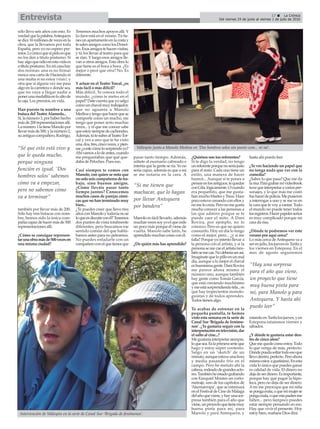 17 ç La Crónica
Del viernes 24 de junio al viernes 1 de julio de 2016Entrevista
sólo llevo seis años con esto. Es
verdadquelapalabraAntequera
sedice16millonesdevecesenla
obra, que la llevamos por toda
España, pero yo no espero pre-
mios.Loúnicoquesípidoesque
no los den a título póstumo. Si
hayalgoqueodioenestavidaes
atítulopóstumo.Enmicasahay
dos normas: una es no firmar
nunca una carta de Hacienda ni
una multa si no estoy (risas), y
otra que si alguna vez me pasa
algo en la carretera o donde sea,
que no vaya a llegar nadie a
ponerunamedallitaenloaltode
la caja. Los premios, en vida.
Han puesto tu nombre a una
butaca del Teatro Alameda...
Sí,lanúmero3,porhaberhecho
másde200representacionesallí.
Lanúmero1latieneManolopor
llevarmásde500,ylanúmero2,
suantiguocompañero,Rodrigo,
también por llevar más de 200.
Sólo hay tres butacas con nom-
bre, hemos sido la única com-
pañíacapazdehacermásde500
representaciones allí.
¿Cómo se consigue represen-
tarunaobramásde500vecesen
una misma ciudad?
Tenemos muchos apoyos allí. Y
la clave está en el verano. Tú tie-
nesunapartamentoenlacostay
tesalenamigoscomolosDonet-
tes.Esosamigostehacenvisitas,
y tú los llevas al teatro para que
se rían. Y luego esos amigos lle-
van a otros amigos. Esta obra lo
que tiene es el boca a boca. ¿Es
mejor o peor que otra? No. Es
diferente.
Y actuar en el Teatro Torcal, ¿es
más fácil o más difícil?
Más difícil. Te conoce todo el
mundo, ¿cómo te metes en el
papel?Datecuentaqueyosalgo
comounchavalmuytrabajador,
que no aguanta a Manolo
Medinaytengoquehacerquese
comporte como un macho, me
tengo que poner serio muchas
veces... y el que me conoce sabe
queestoysiempredecachondeo.
Además,tútesubesalTeatroTor-
cal y ves a uno que te ha visto
una,dos,tres,cincoveces,ypien-
sas¿aestecómolosorprendoyo?
Ahívamosalodeantes,cuando
me preguntabas que qué que-
daba de Peloches. Pues eso.
Casi siempre te vemos con
Manolo, con quien se nota que
nosolosoiscompañerosdetra-
bajo, sino buenos amigos.
¿Cómo lleváis pasar tanto
tiempo juntos? Conocemos
muchos casos de parejas cómi-
cas que no han terminado muy
bien...
¿Te puedes creer que llevo tres
añosconManoloytodavíanosé
loqueesdiscutirconél?Tenemos
dos puntos de vista totalmente
diferentes, pero buscamos ese
sentido común del que hablá-
bamos antes para no pelearnos.
No puedes enfadarte con un
compañeroconelquetienesque
pasar tanto tiempo. Además,
súbete al escenario cabreado e
intenta que la gente se ría. Yo no
sería capaz, además es que a mí
se me notaría en la cara. A
Manolo es fácil llevarlo, además
muchasvecessoyyoelquecede
un poco más porque él viene de
vuelta. Manolo sabe latín, he
aprendido muchas cosas con él.
¿De quién más has aprendido?
¿Quiénes son tus referentes?
Si te digo la verdad, no tengo
unreferenteporquenoseríajusto
para el resto. Cada uno tiene un
estilo, una manera de hacer
humor... Aunque si te pones a
pensarenlosantiguos,tequedas
conGila,lógicamente.Ocuando
era pequeñito, que me gusta-
banmuchoMartesyTrece.Hace
poco estuve cenando con ellos y
nomelocreía.Peronomegusta
mucho conocer a las personas a
las que admiro porque se te
puede caer el mito. A Dani
Rovira, por ejemplo, no lo
conozco. Pero es que no quiero
conocerlo. Hoy en día lo tengo
como el mejor, pero... ¿y si me
falla? Porque yo intento llevar a
la persona con el artista, y si la
persona se me cae el artista tam-
biénsemecae.Nodeberíaserasí.
Imagínatequelopilloenunmal
día, aunque a lo mejor el chaval
esbuenísimagente.DaniRovira
me parece ahora mismo el
número uno, aunque también
hay gente como Tomás García,
que está creciendo muchísimo
ymeestásorprendiendotela...es
que hay tropecientos monolo-
guistas y de todos aprendes.
Todos tienen algo.
Te acabas de estrenar en la
pequeña pantalla, te hemos
visto esta semana en la serie de
Canal Sur ‘Brigada de fenóme-
nos’. ¿Te gustaría seguir con la
interpretaciónentelevisión,dar
el salto al cine...?
Megustaríainterpretarsiempre,
loquesea.Eslaprimeraserieque
hago y estoy súper contento.
Salgo en un ‘sketch’ de un
minuto,aunqueestuveunahora
y media pasando frío en el
campo. Pero he metido ahí la
cabeza,rodeadodegrandesacto-
res.Tambiénheestadograbando
con Ezequiel Montes un corto-
metraje, uno de los capítulos de
‘Akemarropa’, que se estrenará
enelFestivaldeCinedeMálaga
delañoqueviene,yhayunasor-
presa también para el año que
viene,unproyectoquetienemuy
buena pinta para mí, para
Manolo y para Antequera, y
hasta ahí puedo leer.
¿Te ves haciendo un papel que
no tenga nada que ver con la
comedia?
¿Sabes lo que pasa? Que me da
larisa.Paragrabarmivideobook
tuvequeinterpretaravariosper-
sonajes, y lo que más me costó
fuehacerdepolicía.Mepusieron
a interrogar a uno y se me ve en
la cara que le voy a cantar. Todo
el mundo no puede tener todos
losregistros.Hacerpapelesserios
es muy complicado porque mi
cara da risa.
¿Dónde te podremos ver este
verano por aquí cerca?
Lo más cerca deAntequera va a
serenjulio,losjuevesenTarifay
los viernes en Estepona. En el
mes de agosto seguiremos
estandoenTarifalosjueves,yen
Estepona estaremos viernes y
sábados.
¿Y dónde te gustaría estar den-
tro de cinco años?
Quemequedecomoestoy.Todo
lo que venga de más, perfecto.
Dondepuedasoltartodoesoque
llevodentro,perfecto.Peroahora
mismoestoyagustísimo.Enesta
vida lo único que puedes ganar
es calidad de vida. El dinero no
dejadeserdinero.Esimportante,
porque hay que pagar la hipo-
teca, pero no deja de ser dinero.
Amí me preocupa que mi niña
sepongamala,oquemimujerse
pongamala,oquemispadresme
falten... pero tampoco puedes
estar siempre pensando en eso.
Hay que vivir el presente. Hoy
estoy bien, mañana Dios dirá.
Vallespín junto a Manolo Medina en ‘Dos hombres solos sin punto com... ni ná’.“Sé que esto está vivo y
que le queda mucho,
porque ninguna
función es igual. ‘Dos
hombres solos’ sabemos
cómo va a empezar,
pero no sabemos cómo
va a terminar”
“Si me tienen que
machacar, que lo hagan
por llevar Antequera
por bandera”
“Hay una sorpresa
para el año que viene,
un proyecto que tiene
muy buena pinta para
mí, para Manolo y para
Antequera. Y hasta ahí
puedo leer”
Intervención de Vallespín en la serie de Canal Sur ‘Brigada de fenómenos’.
 