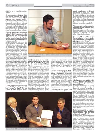 objetivo no es engañar, es ilu-
sionar.
De los grandes artistas se dice
que tienen un don, que están
tocados por una varita. ¿Qué
hay que tener para ser mago?
Ganas de currar, muchas ganas
de currar como en cualquier
cosa en la vida. Tener mucha
ilusión y mimar lo que haces.
Pienso que cualquiera puede ser
mago, porque mi filosofía es el
trabajo. Lo único que a mí me
avala son mis horas de trabajo.
Te podría preguntar cuáles son
tus referentes, pero viendo
todo lo que has conseguido
debes ser tú el referente para
mucha gente. ¿Esperabas tanto
reconocimiento cuando esta-
bas empezando?
No pretendo ser referente de
nadie, yo seré alumno toda mi
vida porque se aprende a dia-
rio. Tengo muchísimos referen-
tes en España, hay unas gene-
raciones que han abierto camino
desde Juan Tamariz, Camilo
Vázquez, Pepe Carroll... luego
hay generaciones más jóvenes
como Miguel Ángel Gea, Dani
Daortiz, Miguel Ajo... pero es
que incluso la generación que
viene por debajo también pue-
den ser referentes míos, porque
aprendes en todos los aspectos.
Sobre los reconocimientos, no
lo esperaba. Ha sido un cúmulo
de circunstancias y de vamos a
tirarnos al río, vamos a viajar,
vamos a hacer cosas ahora que
puedo. Empezó en Cáceres hace
dos años, he ido viajando y, sor-
prendentemente, he ido consi-
guiendo buenos resultados,
pero a mí lo único que me dicen
estos reconocimientos es que
voy por buen camino y que hay
que trabajar el doble por cada
premio que ganas. Los premios
me motivan, me animan a
hacerlo cada vez mejor.
La semana pasada estuvo aquí
Javier Vallespín y le pregunté
que cuándo le iban a dar un
Efebo. Al final me echó balo-
nes fuera, pero sé que tenéis
una broma entre los dos cada
vez que se acerca la fecha. ¿Fir-
marías uno compartido en
2017?
(Risas). ¡Yo firmo cada año uno
para él! (Risas). En serio, me
parece que están tardando ya
mucho. Y sí, es verdad que tene-
mos la bromita y cada vez que
se acerca la fecha nos llamamos
y empezamos a decirnos “oye,
no te he visto entre los premia-
dos, ¿qué ha pasado?” (Risas).
Ya fuera de bromas, Javi para
mí creo que se lo merece por
muchas cosas, pero sobre todo
porque lo está reventando por
toda España. No es fácil, con
una obra que lleva tantos años,
que sigan llenando como llenan,
que tengan tanta gente detrás
como tienen. Aparte de que ha
crecido enormemente como
artista, es un tío que siempre
tiene Antequera en la boca, allá
donde vaya. ¡Le dio los molle-
tes a la Reina! Es tremendo. Si
por mí fuera, le daba siete Efe-
bos.
Dejaste tu trabajo para dedi-
carte exclusivamente a la
magia. ¿Cómo va la aventura?
Muy bien, la verdad es que es
lo mejor que he hecho en mi
vida. Y que dure lo que dure.
Mientras me motive, y si eso es
mientras viva, mejor. Y si algún
día me va mal, que me quiten lo
bailao, porque lo que estoy
viviendo no lo hubiera vivido
ni en dos vidas en el trabajo en
el que estaba.
¿Un mago tiene que hacer
magia para llegar a fin de mes?
Depende de muchas cosas.
Siendo un poco frío, quizás sea
la parte fea del arte, pero al final
pienso que somos empresas y
hay algunas que van bien y
otras que van mal. Cada cual
gestiona su empresa como cree.
Yo a día de hoy no tengo pro-
blemas, he tenido esa suerte.
Vamos a aprovecharnos de tus
poderes. ¿Qué te gustaría hacer
desaparecer?
Buena pregunta. ¿Pero algo
físico o simbólico? Haría des-
aparecer la envidia. Y si fuera
algo físico, las fronteras.
Ganaste el Memorial Ascanio,
luego te fuiste a Nueva York a
dar conferencias. ¿Y ahora qué?
¿Qué proyectos tienes?
Ahora mismo tengo agenda
hasta marzo del año que viene.
Además, empiezo ahora un
proyecto que me ilusiona
mucho, que es un festival de
magia en Archidona que pre-
tende tener continuidad en el
tiempo. Estoy muy ilusionado
con eso. Después, en julio voy a
Madrid a actuar y en agosto
repito en Sea Life, pero este año
prometo que no va a haber tibu-
rones. Te voy a hacer un spoiler,
este año voy a meter la mano en
un tanque de medusas y con el
veneno va a aparecer una carta
como si fuera una roncha en la
piel. Luego en septiembre voy
a Zaragoza, Barcelona, Portu-
gal... y en octubre, si todo va
bien, iré a concursar a Francia.
Estoy aprendiendo francés para
eso, va a ser gracioso verme
concursar en francés. También
voy a seguir con las conferen-
cias, y actuar, actuar, actuar... no
parar.
¿Te has marcado algún obje-
tivo? ¿Hay un premio que
quieras ganar, que te ilusione
especialmente?
Sí, lo que pasa es que ya lo con-
taré cuando lo gane (Risas).
Fuera de bromas, la verdad es
que me haría mucha ilusión
ganar un premio a nivel mun-
dial. Tengo premios nacionales,
el latinoamericano, una meda-
lla en Londres... pero el año
pasado estuve en el Mundial,
tuve una buena puntuación
pero no conseguí el premio, y
me hizo mucha ilusión ir a un
sitio de estos y dar el nivel. Eso
me motivó mucho, pero no por
el premio, sino porque sería
como una recompensa al trabajo
bien hecho.
Está claro que tú no puedes
vivir sin magia, pero ¿y el resto
de los mortales? ¿Por qué nece-
sitamos la magia?
Necesitamos la magia porque
necesitamos darnos cuenta de
que hay cosas que pueden
pasar. Necesitamos la ilusión,
volver a ser niños, y más hoy en
día que estamos viviendo una
época regular. Necesitamos la
ilusión de que existe lo imposi-
ble y en cualquier momento
puede suceder. Ese es mi tra-
bajo, hacer posible lo imposible.
21 ç La Crónica
Del sábado 2 al viernes 8 de julio de 2016Entrevista
Luis, en la redacción de La Crónica, realizando un número de magia a
nuestros compañeros.
Luis recibiendo el Premio Ascanio que lo acredita como Mago del Año 2016.
 