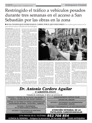 Antequera CiudadLa Crónica 6
Del sábado 26 de agosto al viernes 1 de septiembre de 2017
ç
uSE HA TENIDO QUE ESTRECHAR EL CARRIL POR EL QUE DISCURREN los coches para actuar en lo
que será la nueva calzada tras los trabajos
Restringido el tráfico a vehículos pesados
durante tres semanas en el acceso a San
Sebastián por las obras en la zona
ANTEQUERA. Las obras de
la Plaza San Sebastián han
entrado esta semana en una
nueva fase, lo que ha provo-
cado varios cambios en lo que
se refiere al tráfico. El conce-
jal responsable de Manteni-
miento, Obras, Inversiones
Productivas y Personal del
Ayuntamiento de Antequera,
José Ramón Carmona, pre-
sentaba este martes las modi-
ficaciones que se han puesto
en marcha desde este mismo
jueves.
Desde este jueves 24 de
agosto y durante unas tres
semanas se restringe la zona
de las obras, que va desde la
plazuela de San Agustín hasta
la propia plaza de San Sebas-
tián, el tráfico para vehícu-
los pesados. Durante este
tiempo solo podrán circular
por esta zona vehículos
pequeños ya que el carril de
circulación debe estrecharse.
El objetivo de este estrecha-
miento es trabajar sobre lo
que finalmente será el vial de
paso en su totalidad una vez
finalicen las obras, por lo que
se debe dejar espacio para
asegurar la seguridad tanto
de los trabajadores como la de
los viandantes.
Esta medida, que tal y
como ha señalado el concejal
de Obras se ha tomado entre
el propio área, la empresa
adjudicataria y los responsa-
bles de tráfico, se ha puesto
en conocimiento de la
empresa de transporte urbano
para que el vehículo que pase
por esta zona y que va hacia
los barrios sea más pequeño.
También se permitirá el paso
al tren turístico.
Para informar sobre esta
restricción a los vehículos
pesados, incluyendo camio-
nes y autobuses, se va a situar
en la Plaza de la Constitución
una valla informativa de
manera que este tipo de vehí-
culos puedan coger rutas
alternativas ya desde este
mismo punto dependiendo
de su destino.
Otra medida que se ha
tomado a partir de esta
semana, pero en este caso que
será permanente hasta que
finalicen las obras, para las
que quedan unos tres meses,
es el corte de calle Camberos
al tráfico, de forma que solo
podrán acceder a esta vía los
vecinos que dispongan de
una cochera. Para facilitar este
acceso a las cocheras, se ha
cambiado el sentido de las
calles Silla y San Antonio, de
forma que se puede permitir
que los vehículos salgan a la
calle San Agustín. José Ramón
Carmona ha asegurado que
esta es una medida que se
ha puesto en conocimiento de
los propietarios de cocheras
en la zona y con ella se evita
también cualquier incidencia
que pueda producirse por el
giro a la izquierda de los vehí-
culos por Infante Don Fer-
nando.
A estas dos medidas que
continuarán vigentes durante
los próximos días, la limita-
ción de vehículos pesados
durante tres semanas y el
corte de calle Camberos hasta
que finalice la obra, se ha
sumado esta semana una jor-
nada de corte total de la zona
que tuvo lugar en la mañana
del miércoles, desde las 7:00
hasta las 15:00 horas, con el
fin de realizar trabajos para
continuar con una nueva fase
de las obras.
“Se está haciendo una
obra intentando interrumpir
lo menos posible la vida de
los ciudadanos”, ha desta-
cado José Ramón Carmona,
que asegura que “habría sido
muy fácil para nosotros cerrar
totalmente el tráfico, hacer la
obra en menos tiempo y des-
pues volver a abrirlo”, pero la
decisión que tomó el Equipo
de Gobierno fue la de compa-
tibilizarla con la vida diaria
“lo que hace que tengamos
diferentes fases en la obra”.
Con respecto a la ejecución
de las mismas, en la que se
lleva trabajando algo más de
un mes, Carmona ha asegu-
rado que “va a muy buen
ritmo” y “en los plazos pre-
vistos”, recordando que hasta
ahora solo se ha trabajado
en horario de mañana debido
al convenio de la construcción
pero que a partir del mes de
septiembre se comenzará a
trabajar en dos turnos: por la
mañana y por la tarde, por lo
que “se incrementará el
ritmo”.
“Ya se puede apreciar que
se ha ganado en accesibilidad
y comodidad”, ha reflejado el
edil, indicando que se han
aumentado varios metros de
acera, lo que se puede apre-
ciar en la que ya está finali-
zada. En concreto, se ha
aumentado en dos veces y
media la anchura de la acera
anterior.
 