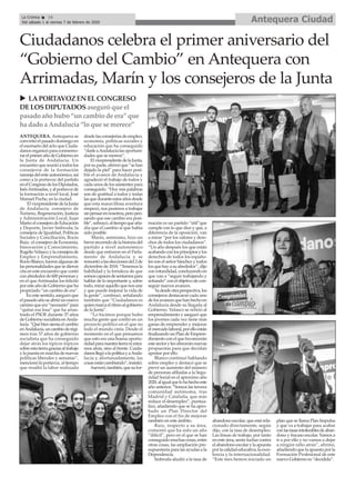 Ciudadanos celebra el primer aniversario del
“Gobierno del Cambio” en Antequera con
Arrimadas, Marín y los consejeros de la Junta
ANTEQUERA. Antequera se
convirtió el pasado domingo en
el escenario del acto que Ciuda-
danosorganizóparaconmemo-
rarelprimerañodeGobiernoen
la Junta de Andalucía. Un
encuentroquereunióatodoslos
consejeros de la formación
naranjadelenteautonómico,así
como a la portavoz del partido
enelCongresodelosDiputados,
InésArrimadas,yalportavozde
la formación a nivel local, José
Manuel Puche, en la ciudad.
ElvicepresidentedelaJunta
de Andalucía, consejero de
Turismo, Regeneración, Justicia
y Administración Local, Juan
Marín;elconsejerodeEducación
y Deporte, Javier Imbroda; la
consejera de Igualdad, Políticas
Sociales y Conciliación, Rocío
Ruiz; elconsejerodeEconomía,
Innovación y Conocimiento,
RogelioVelasco;ylaconsejerade
Empleo y Emprendimiento,
RocíoBlanco,fueronalgunasde
laspersonalidadesquesedieron
cita en este encuentro que contó
conalrededorde600personasy
en el que Arrimadas los felicitó
poresteañodeGobiernoqueha
propiciado “un cambio de era”.
En este sentido, aseguró que
elpasadoañoseabrióunnuevo
caminoqueera“necesario”para
“quitar esa losa” que ha arras-
trado el PSOE durante 37 años
deGobiernosocialistaenAnda-
lucía.“Québiensientaelcambio
enAndalucía,uncambioderégi-
men tras 37 años de gobierno
socialista que ha conseguido
dejar atrás los típicos tópicos
sobreestatierragraciasaltrabajo
ylapuestaenmarchadenuevas
políticas liberales y sensatas”,
mencionólaportavoz,altiempo
que resaltó la labor realizada
desdelasconsejeríasdeempleo,
economía, políticas sociales y
educación que ha conseguido
“darleaAndalucíalasoportuni-
dades que se merece”.
ElvicepresidentedelaJunta,
porsuparte,afirmóque“sehan
dejado la piel” para hacer posi-
ble el avance de Andalucía y
agradeció el trabajo de todos y
cada unos de los asistentes para
conseguirlo. “Hoy mis palabras
son de gratitud a todos y todas
lasqueduranteestosañosdesde
que esta maravillosa aventura
empezó, nos pusimos a trabajar
sinpensarennosotros,peropen-
sando que ese cambio era posi-
ble”,subrayó,altiempoqueaña-
día que el cambio sí que había
sido posible.
Marín, asimismo, hizo un
breverecorridodelahistoriadel
partido a nivel autonómico
desde que entraron en el Parla-
mento de Andalucía y se
remontóalaseleccionesdel2de
diciembre de 2018. “Tenemos la
habilidad y la fortaleza de que
somoscapacesdesentarnospara
hablar de lo importante y, sobre
todo, mirar aquello que nos une
y que puede mejorar la vida de
la gente”, continuó, señalando
también que “Ciudadanos es
quienmarcaelritmoalgobierno
de la Junta”.
“Lo hicimos porque hubo
mucha gente que confió en un
proyecto político en el que no
todo el mundo creía. Desde el
momento en el que pensamos
que esto era una buena oportu-
nidadparanuestratierranimira-
mos atrás, sino al frente. Cuida-
danosllegóalapolíticayaAnda-
lucía y, afortunadamente, las
cosasestáncambiando”,insistió.
Aseveró,también,quesufor-
mación es un partido “útil”que
cumple con lo que dice y que, a
diferencia de la oposición, van
a mirar “por los valores y dere-
chos de todos los ciudadanos”.
“Un año después los que están
acabandoconlosprincipiosylos
derechos de todos los españo-
les son el señor Sánchez y todos
losquehayasualrededor”,dijo
conrotundidad,concluyendoen
que van a “seguir trabajando y
soñando”conelobjetivodecon-
seguir nuevos avances.
Yadesdeotraperspectiva,los
consejeros destacaron cada uno
delosavancesquehanhechoen
Andalucía desde su llegada al
Gobierno. Velasco se refirió al
emprendimiento y aseguró que
los jóvenes cada vez tiene más
ganas de emprender y mejorar
elmercadolaboral,porelloestán
finalizandounPlandeEmpren-
dimientoconelquefavorecerán
estesectorylesofreceránnuevas
propuestas para que decidan
apostar por ello.
Blanco continuó hablando
sobre empleo y destacó que se
prevé un aumento del número
de personas afiliadas a la Segu-
ridad Social en el aproximo año
2020,aligualquelohahechoeste
año anterior. “Somos las tercera
comunidad autónoma, tras
Madrid y Cataluña, que más
reduce el desempleo”, puntua-
lizó, añadiendo que se ha apro-
bado un Plan Director del
Empleo con el fin de mejorar
también en este ámbito.
Ruiz, respecto a su área,
comentó que ha sido un año
“difícil”, pero en el que se han
conseguidomuchascosas,entre
otras cosas, las ampliación pre-
supuestaria para las ayudas a la
Dependencia.
Imbroda aludió a la tasa de
abandono escolar, que está rela-
cionado directamente, según
dijo, con la tasa de desempleo.
Las lineas de trabajo, por tanto
en este área, serán luchar contra
elabandonoescolarylaapuesta
porlacalidadeducativa,laexce-
lencia y la internacionalidad.
“Este mes hemos iniciado un
plan que se llama Plan Impulsa
y que va a trabajar para acabar
conlastasasintolerablesdeaban-
dono y fracaso escolar. Vamos a
ir a por ello y no vamos a dejar
a ningún niño atrás”, afirmó,
añadiendoquelaapuestaporla
Formación Profesional de este
nuevo Gobierno es “decidida”.
u LAPORTAVOZ EN ELCONGRESO
DELOSDIPUTADOSaseguró que el
pasado año hubo “uncambio de era” que
ha dado a Andalucía “lo que se merece”
Antequera CiudadLa Crónica 16
Del sábado 1 al viernes 7 de febrero de 2020
ç
 