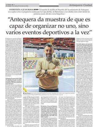 Antequera Ciudad
La Crónica 16
Del sábado 19 al viernes 25 de marzo de 2022
ç
El teniente de alcalde de Depor-
tes del Ayuntamiento de Ante-
quera, Juan Rosas, nos explica
cómo se prepara la ciudad para
acogerlafinaldelaCopadelRey
deBalonmano,uneventoquese
celebraelpróximofindesemana
y que supondrá grandes benefi-
cios para la ciudad de Los Dól-
menesdadoquejugadores,cuer-
pos técnicos o aficionados se
darán cita en el centro deAnda-
lucía para una importante cita
queseunealosnumerososeven-
tos que están aterrizando en la
misma. Por ello, también hace
balancedecómoestánsiendolos
primeros meses del año en su
Área, que está teniendo la capa-
cidad de sacar adelante incluso
diferentes iniciativas un mismo
findesemanagraciasalapasión
delequipodetrabajadoresquela
integran. Inversiones, Pabellón
Cubierto, Escuelas Municipales
oelpatrocinioadeportistasante-
queranos, entre los temas que
abordamos con el responsable
municipal.
Antequerahaarrancadoel2022
a lo grande en lo que se refiere
a eventos deportivos. ¿Cuál es
el balance de estos primeros
meses del año?
Creo que durante la pandemia
hicimos un muy buen trabajo
porque hubo muchos ayunta-
mientosquedecidieronpararen
seco sus eventos y nosotros hici-
mos todo lo contrario: intentar
traertodosloseventosquepudi-
mos.Esosí,haciéndoloseviden-
tementecontodoslosprotocolos
de seguridad que las federacio-
nes nos indicaban.
Eso ha hecho que el nombre
deAntequera,aniveldelaorga-
nización de eventos deportivos,
haya sonado a nivel nacional y
seanmuchaslasfederacionesque
ahoraquierenveniraquíporque
hemos demostrado que somos
capaces de hacer cualquier tipo
de evento. Además, sumado a
que el alcalde, Manolo Barón,
entiende que el deporte es uno
delosmejoresinstrumentospara
lapromocióndelaciudad, hace
que a día de hoy sean muchísi-
mos los eventos deportivos que
organizamos, habiendo incluso
fines de semana que coinciden
eventos deportivos importantes
en la ciudad y somos capaces
de organizarlos.
Es un trabajo de todos, del
equipodeDeporteperotambién
Protección Civil, Policía y otras
entidadesimplicadascomofede-
raciones y clubes.Antequera da
muestradequeescapazdeorga-
nizar, no uno, sino varios even-
tos deportivos a la vez.
Creo que el balance es posi-
tivo en cuanto a la organización
de estos eventos deportivos y,
también, en cuanto al impacto
que tienen en la ciudad tanto de
manera directa como indirecta.
Nosotrosintentamosseleccionar
los eventos deportivos, aunque
nosiempresepuede,quetengan
una repercusión económica
directa positiva para la ciudad y
nosetengaqueesperaralaindi-
recta para que el saldo sea posi-
tivo.
Entonces,creoqueesolosciu-
dadanos también lo ven; y aun-
que traigamos muchos eventos
deportivos que ocasionan un
gasto en el Presupuesto del
Ayuntamiento,visualizanypal-
pan que la ciudad sale benefi-
ciada.
De hecho, el Área de Deportes
está demostrando tener una
importantecapacidadparaorga-
nizarlos, como se ha podido
comprobar este pasado fin de
semana. ¿Cómo es el trabajo
para impulsar varias apuestas
paralelamente y que todo vaya
sobre ruedas?
Loimportanteyfundamentales
quetegustetutrabajo.Yyotengo
la suerte de que los trabajadores
delÁreadeDeportes,quesonlos
directamenteimplicadosenestos
eventosdeportivos,amansutra-
bajo, les gusta el deporte y cada
vez que le proponemos un
evento nuevo pues se ilusionan
y ponen todo lo que tienen para
que salga bien. No miran horas,
nomirandedicación,sinoquelo
únicoquemiranesladedicación
para que salga bien. Además,
cuantos más eventos organice-
mos, más automático es todo.
Esaentrega,labuenacoordi-
naciónconotrasáreas,federacio-
nes,asociacionesyclubesdepor-
tivos, así como esa experiencia
que vamos teniendo en la orga-
nizacióndeelloshacenqueeste-
mosalaalturadetodosloseven-
tos deportivos.
El feedback que nos dan las
federacionesesqueenAntequera
setrabajamuybien,quedagusto
trabajar con nosotros, que les
encanta la implicación y, sobre
todo, les encanta el criterio que
tenemosalahoradetomardeci-
siones en esos eventos deporti-
vos que organizan aquí.
Sin duda alguna, las expectati-
vasdecaraalaspróximassema-
nas son más que positivas,
puestoquelaciudadacogerála
final de la Copa del Rey de
Balonmano.¿Cómovanlospre-
parativos para dicho evento?
La verdad que van bien. Hemos
tenidovariasvisitasdelafedera-
ción,delpersonalresponsablede
cada uno de los departamentos,
y también aprovechamos el sor-
teo de la Copa del Rey para tra-
bajar in situ en la federación y
todo va según lo previsto.
En cuanto a la instalación
deportiva,yaseestáterminando
de hacer la instalación de la ilu-
minación LED, que no solo va a
serparalaCopadelReysinoque
se va a quedar y va a ser un
avancemuyimportanteenloque
se refiere a la modernización,
ahorroenergéticoylacalidadque
vamos a poder ofrecer en entre-
namientos y partidos así como
paracuandovenga'Teledeporte'
o 'RTVE ' a cubrirlos. Ahora
queda la instalación de la RGB
porque vamos a poner ilumina-
cióndecoloresparapoderhacer
presentaciones e, incluso, para
queelpabellónpuedaservirpara
larealizacióndeotrosespectácu-
losquenoseandeportivos,siem-
pre y cuando se pueda compa-
tibilizar con el uso normal.
Por otro lado, estamos tam-
biénterminandolacolocaciónde
unostoldoscustomizadosconla
imagendeAntequeraquevanen
un lateral del pabellón y que
sirvenparaquesepuedaoscure-
cer la instalación y el efecto de
la luz sea igual tanto a las 12:00
horas de la mañana como a las
12:00 horas de la noche. Estába-
mosteniendopeticionesdeentre-
namientosporlamañanaperoel
sol entraba por ahí y hacía muy
complicadoelusodelpabellóna
esas horas, por lo que con esos
toldossevaapoderusar24horas
si queremos.
Yaparalasemanaqueviene,
dejaremos la preparación de
todas las salas que hacen falta
paraeltrabajodelosperiodistas,
el comité de la federación y de
nuestros trabajadores, así como
la preparación de la zona de la
mini copa. Mientras tanto, esta-
mosorganizandoelvoluntariado
ENTREVISTA A JUAN ROSAS uuu El teniente de alcalde de Deportes del Ayuntamiento de Antequera
nos explica cómo se prepara la ciudad para la Copa del Rey de Balonmano y nos detalla cómo están siendo los
primeros meses del año a nivel deportivo
“Antequera da muestra de que es
capaz de organizar no uno, sino
varios eventos deportivos a la vez”
n Juan Rosas posa con la pista del Pabellón Fernando Argüelles de fondo, que acogerá los partidos
de la final de la Copa de SM el Rey de Balonmano el próximo fin de semana
 