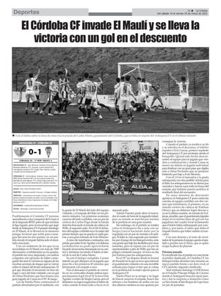 29 ç La Crónica
Del sábado 19 al viernes 25 de marzo de 2022
Deportes
Posiblemente el Córdoba CF termine
ascendiendocomocampeóndelGrupo4
delaSegundaRFEFantesdequetermine
laligaregular,peroelencuentroquejugó
frentealAntequeraCFelpasadodomingo
en El Maulí, se lo llevará en la memoria
porque tuvieron que sufrir para conse-
guir llevarse los tres puntos, en un par-
tidodondeelempatehabríasidoelresul-
tado mas justo.
Con un ambiente de los que no se
recordaban en El Maulí con más de 1500
aficionados cordobesistas en las gradas,
elpartidofuemuydisputado,conambos
conjuntos con opciones de haber conse-
guidollevarselavictoriaenalgunadelas
muchasaccionesdeataquequesevieron
sobreelcéspeddelfeudoantequerano.El
gol que decantó el encuentro se hizo de
rogarycayódelladovisitante,conungol
de Omar Perdomo que hizo buena una
gran jugada de Casas en el 92’de juego.
Los de Nacho Pérez comenzaron el
partido abrumados por el ambiente, con
la grada de El Maulí del lado del equipo
visitante, y el empuje del líder en los pri-
meros minutos. Las primeras ocasiones
cayerondelladocordobés,conunparde
centros de Carlos Puga desde la banda
derechabuscandoelrematedecabezade
Willy al segundo palo. En el 24’el delan-
terodelequipocordobéstuvolamejordel
primertiempoquesequedóennadagra-
cias a una gran estirada de Iván Moreno.
Acincodemarcharseavestuarios,una
pelotaquepeleóIvánAguilaraladefensa
cordobesista no pudo aprovecharla
Escardóalescorarsedemasiadoensucon-
trol y terminar enviando el balón al late-
ral de la red de Carlos Marín.
Ya con el tiempo cumplido, Luismi
intentó un gol olímpico en la jugada que
puso fin a los primeros 45 minutos que
terminaron con empate a cero.
Tras el descanso el partido se convir-
tió en un correcalles donde ambos equi-
posbuscaronelgol.Enel51’latuvoIván
AguilaracentrodeSergioGarcía,peroel
delanteronologróengancharelbalónde
volea cuando lo tenía todo a favor en el
segundo palo.
Adrián Fuentes pudo abrir el marca-
doralcuartodehoradelasegundamitad,
pero su remate se marchó por encima
de la portería en una gran ocasión.
Sin embargo, en el partido se notaba
cómo el Antequera iba a más con un
Sergio García haciendo daño por la
izquierdaconunparderematesconpeli-
gro.Ellíderseveíasuperadopormomen-
tosporeljuegodelosblanquiverdes,ante
unagradaquebajólosdecibeliosporunos
instantes, pero se repuso con un par de
oportunidadesapiesdeWillyquefueun
peligroconstanteaunque notuvosudía
por fortuna para los antequeranos.
En el 35’un disparo desde la frontal
deEscardóenlaquesetuvoqueesforzar
elguardametavisitanteconunaincreible
estirada para lograr evitar que se colase
en la portería fue la mejor opción para el
Antequera CF.
Nacho Pérez no se arrugó y en lugar
de buscar amarrar el empate, buscó dar
refresco a los hombres de arriba con sus
dos últimos cambios en una apuesta por
conseguir la victoria.
Cuando el partido ya tocaba a su fin
y se entraba en el descanso, el árbitro
expulsó a Eric García, portero suplente
delAntequera CF por protestar desde el
banquillo. Quizás este hecho descon-
centró al equipo para la jugada que ven-
dría a continuación y donde Casas se
marcó un slalom en jugada individual
parafinalizarconungranpasequedejaba
solo a Omar Perdomo que no perdonó
batiendo por bajo a Iván Moreno.
Con el 1-0 en el marcador y la grada
enloquecidaconotraposiblevictoriapara
ellíder,losantequeranosnosedieronpor
vencidosyfueronaportodoenbuscadel
empate que hubiese puesto justifica al
resultado final del encuentro.
En unos minutos de descuento
agónicos,elAntequeraCF pusocontralas
cuerdas al equipo cordobés con dos cór-
ners que terminaron, el primero, en un
remate certero de cabeza de Esteban
Orozco que un defensor logró desviar y,
yaenlaúltimaocasión,unrematedeSva-
junas,picadito,queelguardametalograba
atajar en la misma línea de gol con los
jugadores del cuadro local reclamando
queelbalónhabíasobrepasadoporcom-
pleto y, por tanto, el tanto que daba el
empatetendríaquehabersubidoalmar-
cador.
Con esta derrota y el resto de resul-
tadosdelajornadaelequipoquedaempa-
tado a puntos con el Xerez, que es quien
ocupa la plaza de playout.
Próxima jornada
Sicomplicadofueelpartidoencasafrente
al primer clasificado, el Córdoba CF, los
blanquiverdes afrontan esta semana un
nuevo partido frente a un duro rival, el
CP Cacereño, segundo clasificado.
Será mañana domingo (12:00 horas)
en el Estadio Príncipe Felipe de Cáceres
donde elAntequera buscará rascar pun-
tos y dar la sorpresa a domicilio como
yahizofrentealSanRoquedeLepehace
un par de jornadas.
ElCórdobaCFinvadeElMaulíysellevala
victoriaconungoleneldescuento
n Con el balón sobre la línea de meta tras la parada de Carlos Marín, guardameta del Córdoba, que evitaba el empate del Antequera CF en el último instante
 