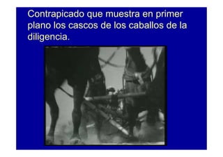 Contrapicado que muestra en primer
plano los cascos de los caballos de la
diligencia.
 