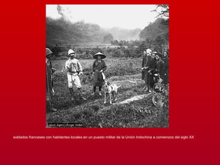 soldados franceses con habitantes locales en un puesto militar de la Unión Indochina a comienzos del siglo XX
 
