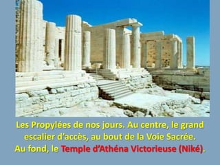 Les Propylées de nos jours. Au centre, le grand
  escalier d’accès, au bout de la Voie Sacrée.
Au fond, le Temple d’Athéna Victorieuse (Niké).
 