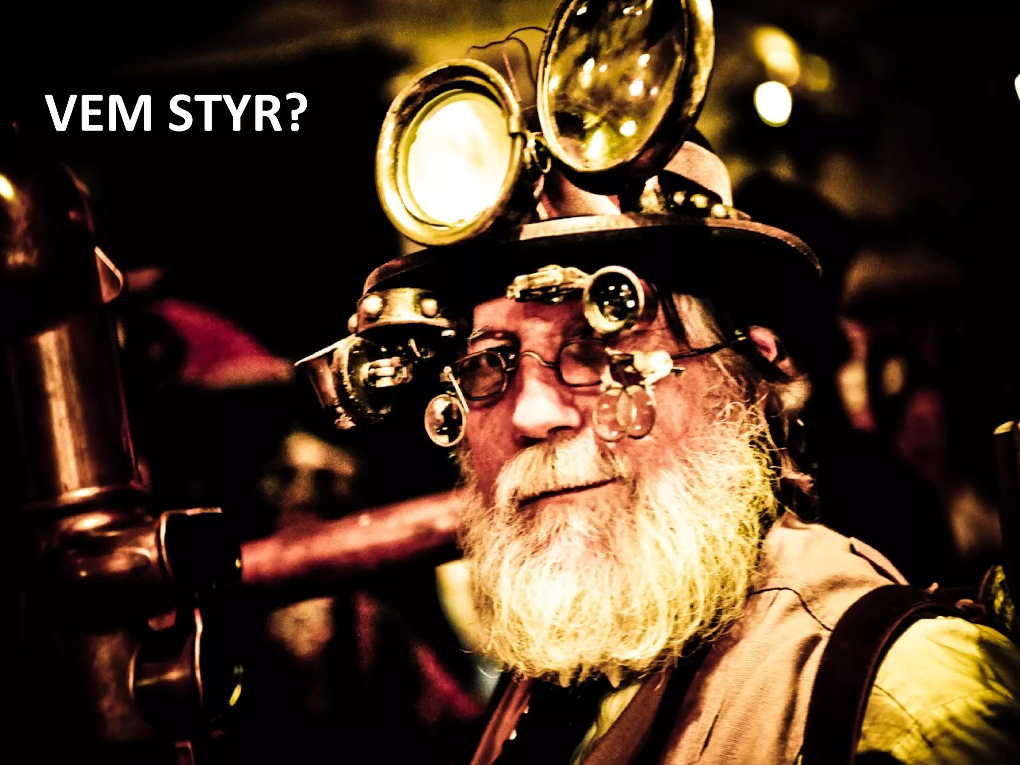 VEM STYR?
 