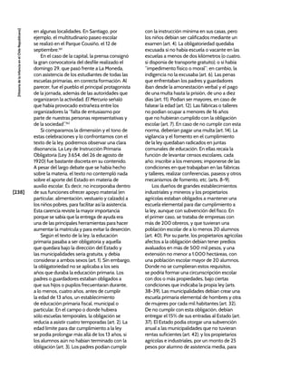 [238]
[Historia
de
la
Infancia
en
el
Chile
Republicano]
en algunas localidades. En Santiago, por
ejemplo, el multitudinario paseo escolar
se realizó en el Parque Cousiño, el 12 de
septiembre.161
En el caso de la capital, la prensa consignó
la gran convocatoria del desfile realizado el
domingo 29, que pasó frente a La Moneda,
con asistencia de los estudiantes de todas las
escuelas primarias, en correcta formación. Al
parecer, fue el pueblo el principal protagonista
de la jornada, además de las autoridades que
organizaron la actividad. El Mercurio señaló
que había provocado extrañeza entre los
organizadores la “falta de entusiasmo por
parte de nuestras personas representativas y
de la sociedad”.162
Si comparamos la dimensión y el tono de
estas celebraciones y lo confrontamos con el
texto de la ley, podremos observar una clara
disonancia. La Ley de Instrucción Primaria
Obligatoria (Ley 3.654, del 26 de agosto de
1920) fue bastante discreta en su contenido.
A pesar del largo debate que se había hecho
sobre la materia, el texto no contempló nada
sobre el aporte del Estado en materia de
auxilio escolar. Es decir, no incorporaba dentro
de sus funciones ofrecer apoyo material (en
particular, alimentación, vestuario y calzado) a
los niños pobres, para facilitar así la asistencia.
Esta carencia reviste la mayor importancia
porque se sabía que la entrega de ayuda era
una de las principales herramientas para hacer
aumentar la matrícula y para evitar la deserción.
Según el texto de la ley, la educación
primaria pasaba a ser obligatoria y aquella
que quedara bajo la dirección del Estado y
las municipalidades sería gratuita, y debía
considerar a ambos sexos (art. 1). Sin embargo,
la obligatoriedad no se aplicaba a los seis
años que duraba la educación primaria. Los
padres o guardadores estaban obligados a
que sus hijos o pupilos frecuentaran durante,
a lo menos, cuatro años, antes de cumplir
la edad de 13 años, un establecimiento
de educación primaria fiscal, municipal o
particular. En el campo o donde hubiera
sólo escuelas temporales, la obligación se
reducía a asistir cuatro temporadas (art. 2). La
edad límite para dar cumplimiento a la ley
se podía prolongar más allá de los 13 años, si
los alumnos aún no habían terminado con la
obligación (art. 3). Los padres podían cumplir
con la instrucción mínima en sus casas, pero
los niños debían ser calificados mediante un
examen (art. 4). La obligatoriedad quedaba
excusada si no había escuela o vacante en las
escuelas a menos de dos kilómetros (o cuatro,
si disponía de transporte gratuito); o si había
“impedimento físico o moral”; en cambio, la
indigencia no la excusaba (art. 6). Las penas
que enfrentaban los padres y guardadores
iban desde la amonestación verbal y el pago
de una multa hasta la prisión, de uno a diez
días (art. 11). Podían ser mayores, en caso de
falsear la edad (art. 12). Las fábricas o talleres
no podían ocupar a menores de 16 años
que no hubieran cumplido con la obligación
escolar (art. 7). En caso de no cumplir con esta
norma, deberían pagar una multa (art. 14). La
vigilancia y el fomento en el cumplimiento
de la ley quedaban radicados en juntas
comunales de educación. En ellas recaía la
función de levantar censos escolares, cada
año; inscribir a los menores; imponerse de las
condiciones en que trabajaban en las fábricas
y talleres, realizar conferencias, paseos y otros
mecanismos de fomento, etc. (arts. 8-9).
Los dueños de grandes establecimientos
industriales y mineros y los propietarios
agrícolas estaban obligados a mantener una
escuela elemental para dar cumplimiento a
la ley, aunque con subvención del fisco. En
el primer caso, se trataba de empresas con
más de 200 obreros, y que tuvieran una
población escolar de a lo menos 20 alumnos
(art. 40). Por su parte, los propietarios agrícolas
afectos a la obligación debían tener predios
avaluados en más de 500 mil pesos, y una
extensión no menor a 1.000 hectáreas, con
una población escolar mayor de 20 alumnos.
Donde no se cumplieran estos requisitos,
se podría formar una circunscripción escolar
con dos o más propiedades, bajo ciertas
condiciones que indicaba la propia ley (arts.
38-39). Las municipalidades debían crear una
escuela primaria elemental de hombres y otra
de mujeres por cada mil habitantes (art. 32).
De no cumplir con esta obligación, debían
entregar el 15% de sus entradas al Estado (art.
37). El Estado podía otorgar una subvención
anual a las municipalidades que no tuvieran
rentas suficientes (art. 42); y los propietarios
agrícolas e industriales, por un monto de 25
pesos por alumno de asistencia media, para
 