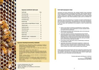 2 3
Hyvä lajihunajaoppaan lukija
Lajihunajat ovat hienoja erikoishunajia, joita mehiläiset keräävät hyvissä olosuhteissa
yhden kasvilajin kukinnoista tai tietynlaiselta kasvupaikalta. Keski-Euroopassa pitkä kas-
vukausi mahdollistaa eri kasveista kerättävän sadon korjaamisen erikseen ja siellä laji-
hunajien tuotanto onkin merkittävä osa hunajamarkkinoita. Suomen lyhyessä kesässä
lajihunajien kerääminen vaatii erityisiä järjestelyjä ja paljon kasvien ja mehiläisten tun-
temusta.
Kädessäsi on opas, jonka tarkoituksena on tutustuttaa suomalaiset mehiläishoitajat poh-
joisten lajihunajien ominaisuuksiin. Tähän oppaaseen on kuvattu tietoja niistä lajihuna-
jista, joita Suomen lyhyessä kesässä pystytään keräämään. Lajihunajien määrittäminen
ei aina ole helppoa eikä yksiselitteistä ja siksi oppaassa on apuna monenlaista tietoa
lajihunajista:
Oppaassa esiteltävät lajihunajat
Lajihunaja					Sivu
Horsmahunaja				 4
Kanervahunaja 				 5
Mesikastehunaja				 6
Puolukkahunaja				 7
Rypsihunaja					 8
Suolta kerätty hunaja/Hillasuon hunaja.. 9
Tattarihunaja					 10
Vadelmahunaja				 11
Voikukkahunaja 				 12
Lehmushunaja 13
Apilahunaja 				 14
Pajuhunaja					 15
Alkukesän hunaja metsäalueilta		 15
Kuminahunaja				 15
.....................................
.....................................
..................................
...................................
...................................
.......................................
....................................
....................................
.....................................
.........................................
..........................................
.....................................
............
© Suomen Mehiläishoitajain Liitto ry 2016
Tekijät: Anneli Salonen ja Tarja Ollikka
Valokuvat: Tarja Ollikka, sivu 10 juolukkakuva Anneli Salonen
Taitto: Tarja Ollikka
•	 Kasvien kuvat auttavat tunnistamaan alkuperäkasveja ja useassa tapauk-
sessa siitepölyrakeiden värejä tarkkailemalla voi seurata, käyvätkö mehiläi-
set oikeasti halutussa satokasvissa.
•	 Mikroskooppikuvat auttavat niitä mehiläishoitajia, jotka ovat kiinnostuneet
myös hunajan siitepölysisällöstä.
•	 Lajihunajien fysikaalis-kemiallisista analyysituloksista kertovat taulukot
antavat jonkinlaiset raamit Suomessa tuotettaville lajihunajille. Suurin osa
analyysituloksista on peräisin Pohjoisia yksikukkahunajia käsittelevästä väi-
töskirjasta ja niitä on täydennetty puuttuvien tulosten osalta muista lähteis-
tä (kts. lähdeluettelo). Analyysituloksista saattaa olla myös apua yrityksille,
jotka myyvät suomalaisia lajihunajia ulkomaille.
•	 Kuvat laseissa olevista lajihunajista auttavat mehiläishoitajia vertailemaan
omia lajihunajiaan malleihin.
•	 Lajihunajien aistinvaraisten ominaisuuksien kuvaaminen on vaikeaa ja yk-
silöllistä. Siksi jokainen lajihunajia keräävä mehiläishoitaja löytää varmasti
omia kuvaavia sanoja hunajansa makuja ja tuoksuja kuvaamaan. Oppaassa
olevat kuvaukset ovat suuntaa antavina apulaisina tässä prosessissa.
Opasta voidaan käyttää oppimateriaalina lajihunajan tuottamiseen keskittyvillä kursseilla
ja ammatillisessa koulutuksessa. Tämä opas ei ole tarkoitettu jaettavaksi hunajaa osta-
ville kuluttajille. Lajihunajia myyvät mehiläistarhaajat voivat kuitenkin käyttää oppaan
yksittäisiä sivuja apuna esitellessään lajihunajia asiakkailleen.
Tervetuloa lajihunajien aromirikkaaseen maailmaan!
Huhtikuussa 2016
Anneli Salonen ja Tarja Ollikka
Oppaassa käytettyjä lyhenteitä ja käsitteitä
•	 Sähkönjohtokyky μS/cm: sähkönjohtokyvyn yksikkö on mikrosiemens. Hunajissa se
vaihtelee 100–1200 välillä. Vaaleissa hunajissa se on yleensä alhainen. Tummissa,
kivennäispitoisissa ja mesikastehunajissa korkea
•	 Invertaasi ja diastaasi: hunajassa olevia entsyymejä, joiden korkea määrä kuvaa
hunajan tuoreutta
•	 pH: kertoo hunajan happamuudesta. Vaihtelee välillä 3.5–5
•	 Fruktoosi, glukoosi, sakkaroosi, maltoosi ja isomaltoosi ovat hunajassa olevia soke-
reita. Niiden määrät vaihtelevat eri lajihunajissa. Suomalaisissa hunajissa fruktoosia
on yleensä eniten lukuun ottamatta voikukka- ja rypsihunajia, joissa glukoosia voi
olla eniten.
•	 Fruktoosi + glukoosi: fruktoosin ja glukoosin yhteismäärä on mesikastehunajassa
alhaisempi kuin kukkaishunajassa.
•	 Fruktoosi/glukoosi- ja glukoosi/vesi-suhteiden avulla voidaan ennustaa hunajan ki-
teytymistä. Jos fruk/gluk on < 1.3, hunaja kiteytyy nopeasti. Jos gluk/vesi <1.7,
hunaja ei kiteydy; jos välillä 1.7 ja 2.1, hunaja kiteytyy hitaasti; jos >2.1 hunaja
kiteytyy nopeasti.
•	 Fysikaalis-kemiallisten arvojen lähde on nro 1, jos muuta ei mainita.
 