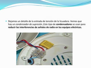  Dejamos un detalle de la entrada de tensión de la licuadora. Vemos que
  hay un condensador de supresión ,Este tipo de condensadores se usan para
  reducir las interferencias de señales de radio en los equipos eléctricos.
 