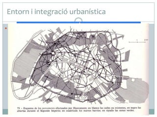 Entorn i integració urbanística
 La Madeleine està situada a pocs metres de la Plaça de la

Concorde presidida pel gran obelisc de Luxor, que arran de la
Revolució Francesa, va substituir la imatge de Lluis XVI. La
perspectiva de la façana, des de la Concorde o la rue Royale, és
especialment destacable perquè queda emmarcada entre dos
edificis amb columnates, obra de Jacques - Ange Gabriel
(1698-1782) i, des de la seva escalinata podem veure a l’altre
costat del riu el palau Bourbon, avui seu de l’Assemblea
Nacional amb un frontispici de la Madeleine. D’aquesta
manera, l’eix queda emmarcat per les façanes de dos temples,
l’un de civil i l’altre des del 1842, religiós. Avui el conjunt no es
pot entendre sense considerar la planificació urbana de
Haussman, encarregada per Napoleó III quan les necessitats
d’expansió urbana i de control de la població van suposar la
transformació de la ciutat medieval en una ciutat moderna.

 