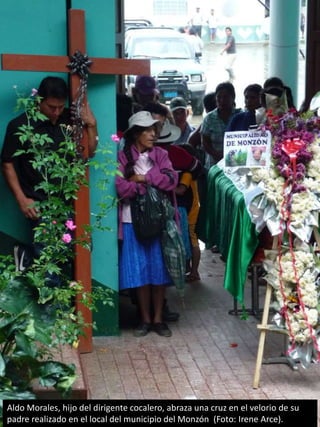 Aldo Morales, hijo del dirigente cocalero, abraza una cruz en el velorio de su
padre realizado en el local del municipio del Monzón (Foto: Irene Arce).
 