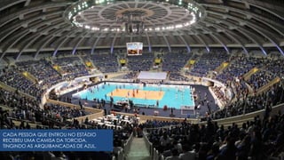 CADA PESSOA QUE ENTROU NO ESTÁDIO RECEBEU UMA CAMISA DA TORCIDA, TINGINDO AS ARQUIBANCADAS DE AZUL.