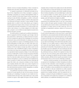 146
La naturaleza en la ciudad
afectarán a más de un municipio metropolitano, e incluso a municipios no
integrados dentro del ámbito administrativo de la aglomeración urbana.
Un ejemplo de aproximación a la delimitación del ámbito de tra-
bajo de forma independiente de los límites municipales lo constituye la
metodología contemplada por el proyecto Murbandy/Moland (2002). En
este caso, se identifica en primer lugar el espacio continuo urbanizado que
constituye el núcleo del ámbito metropolitano, y se define a continuación
un área periférica a su alrededor, mediante un buffer de radio proporcional
a las dimensiones del espacio construido. A nuestro entender, los límites
asignados tienen un carácter en cierto modo arbitrario, que no respeta la
transición gradual entre el espacio urbano y el espacio rural. El espacio rural
incorporado dentro del ámbito metropolitano no es incluido tomando como
criterio su valor intrínseco, ni sus vínculos ecológicos con el medio urbani-
zado: su inclusión o no en el ámbito de estudio depende únicamente de la
extensión del espacio construido.
Por motivos prácticos, se puede asumir una definición del ámbito ba-
sada en la agregación de términos municipales a partir de algún criterio de
tipo socioeconómico o administrativo, con objeto de favorecer la incorpora-
ción de los resultados de la aplicación de la metodología a los instrumentos
de ordenación urbana y territorial del ámbito. Sin embargo, esta opción pre-
senta serios problemas con respecto a la metodología propuesta. En el caso
del Área Metropolitana de Sevilla, basta una simple mirada sobre el ám-
bito resultante de aplicar esta aproximación para reconocer un importante
handicap: el territorio de algunos municipios que, desde un punto de vista
socioeconómico, están indudablemente ligados al espacio metropolitano,
es tan extenso que incluye zonas muy alejadas de los procesos metropolita-
nos, especialmente desde la perspectiva ecológica. En este sentido destaca
el caso de La Puebla del Río, uno de los municipios más extensos del ámbito
metropolitano de Sevilla, cuyo término municipal, de 377 Km2
, se extiende
hacia el Sur abarcando amplias extensiones de espacio rural alejado de las
dinámicas metropolitanas. La toma en consideración de la totalidad de este
término municipal en el análisis de las distintas funciones ambientales del
espacio libre tendría como consecuencia inmediata una fuerte distorsión
de los resultados obtenidos; ello se debe a que se estaría incluyendo en el
cálculo de los indicadores una importante extensión de espacio libre que, si
bien administrativamente pertenece al ámbito metropolitano, no mantiene
una vinculación ecológica directa con el mismo.
Una problemática íntimamente vinculada a la anterior sería la rela-
cionada con la escala específica de cada uno de los procesos y funciones
abordados por la metodología. Por ejemplo, de cara al análisis de la fun-
cionalidad climática del espacio libre, resulta evidente que no tiene sentido
considerar los espacios rurales alejados del espacio construido. Volviendo
al ejemplo anterior, la inclusión de las amplias zonas de cultivo del término
de La Puebla del Río en el cálculo del indicador para la mejora climática no
haría sino distorsionar los resultados sobre el efecto regulador del espacio
libre en el ámbito metropolitano. Esta funcionalidad exige en cambio adop-
tar una escala de detalle en los ámbitos urbanos, para tener en cuenta,
en la medida de lo posible, el efecto regulador del arbolado urbano (por
ejemplo, a partir del tratamiento de imágenes de satélite).
En el extremo contrario encontramos la funcionalidad relativa al
mantenimiento de la biodiversidad urbana. En este caso, no sólo presenta
interés el análisis del espacio agrícola circundante al ámbito construido,
sino que además parece necesario analizar la conectividad del espacio libre
metropolitano con ámbitos externos de interés natural que, como se ha
comentado, son especialmente numerosos y valiosos en el caso que nos
ocupa.
En una situación intermedia estaría la funcionalidad hidrológica, en
la cual la escala de trabajo óptima es la de cuenca fluvial. La opción óptima
sería delimitar las cuencas existentes dentro del ámbito de estudio y llevar a
cabo el análisis propuesto de forma pormenorizada para cada una de ellas,
sin perjuicio de desarrollar como culminación del proceso un análisis global
para el conjunto. Se podrían evaluar así, de forma específica, las consecuen-
cias que sobre el ciclo hidrológico tienen determinados desarrollos urbanos.
Por ejemplo, en el caso sevillano presenta un especial interés el análisis
de la cuenca del arroyo Riopudio, ubicado en un entorno especialmente
presionado por los desarrollos de baja densidad, que actúan como una de
las principales causas de la degradación del cauce (canalización del tramo
final e impermeabilización de las márgenes, erosión e inestabilidad de talu-
des, profundización del cauce, afectación de la vegetación de ribera).Tanto
en este caso como en los anteriores, parece necesario plantear en la fase
de análisis una estrategia de subdivisión del área de estudio en diferentes
ámbitos secundarios, definidos de forma específica para abordar el estudio
pormenorizado de cada una de las funciones ambientales consideradas.
Otra de las cuestiones que plantean una cierta dificultad en relación
a la aplicación de la metodología en el ámbito metropolitano de Sevilla es
la ausencia de datos ambientales a escala metropolitana, por ejemplo en
lo que respecta a parámetros meteorológicos, biodiversidad, calidad de las
aguas, etc. El problema se deriva principalmente de la necesidad de contar
con esta información no sólo para complementar los análisis propuestos
en el proceso metodológico, sino, sobre todo, para llevar a cabo una com-
probación de los resultados obtenidos a partir de la aplicación de la me-
todología. La evaluación del grado de fiabilidad de la propuesta, es decir,
de la correspondencia del resultado de la investigación con la realidad del
ámbito analizado, se ve notablemente dificultada por esta carencia.
 