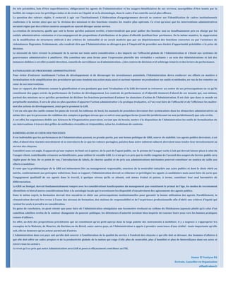 De tels préalables, loin d’être superfétatoires, obligeraient les agents de l’Administration et les usagers-bénéficiaires de ses services, susceptibles d’être tentés par la
facilité, de rompre avec les privilèges indus et de croire en l’équité et en la déontologie, dans le cadre d’un contrôle social plus efficace.
La question des valeurs réglée, il resterait à agir sur l’institutionnel. L’élaboration d’organigrammes devrait se centrer sur l’identification de cadres institutionnels
conformes à la norme ainsi que sur la révision des missions et des fonctions censées les rendre plus opérants. Ce n’est qu’ainsi que les interventions administratives
seraient régies par des critères neutres auxquels ne saurait déroger aucun service.
La création de structures, quelle que soit la forme qu’elles puissent revêtir, n’interviendrait que pour pallier des besoins non ou insuffisamment pris en charge par les
entités administratives existantes et s’accompagnerait de propositions d’attributions et de plans d’effectifs justifiant leur pertinence. De la même manière, la suppression
ou la modification de structures obéirait à des critères de rationalité et ne serait motivée que par un dépérissement des fonctions couvertes ou par l’existence de
redondances flagrantes. Evidemment, cela voudrait dire que l’Administration ne dérogera pas à l’impératif de procéder aux études d’opportunité préalables à la prise de
décision.
Le nécessité de faire revenir la primauté de la norme sur toute autre considération a des impacts sur l’efficacité globale de l’Administration et s’étend aux systèmes de
gouvernance administrative à améliorer. Elle constitue une anse ferme pour l’expression plurielle des véritables « sachants » au sein des Administrations et fait des
instances dédiées à cet effet (comité direction, conseils de surveillance ou d’administration…) des centres de décision et d’arbitrage éclairés et des leviers de performance.
RATIONALISER LES PROCEDURES ADMINISTRATIVES
Pour éviter d’entraver inutilement l’action de développement et de décourager les investisseurs potentiels, l’Administration devra renforcer ses efforts en matière e
formalisation et de simplification des procédures qui sous-tendent son action mais aussi et surtout repenser en profondeur ses outils et méthodes, en vue de les remettre au
cœur de ses interventions.
Sous ce rapport, des éléments comme la planification et ses pendants que sont l’évaluation et la GAR devraient se retrouver au centre de ses préoccupations en ce qu’ils
constituent des gages avérés de performance de l’action de développement. Les contrats de performances et d’objectifs tiennent d’abord de ces tenants qui, eux-mêmes,
partent des missions en ce qu’elles permettent de décliner les fonctions permettant d’animer les domaines d’action de l’Administration. Il est clair que dans ce monde en
perpétuelle mutation, il sera de plus en plus question d’apparier l’action administrative à la pratique évaluative, si l’on veut faire de l’efficacité et de l’efficience les maître-
mot des actions de développement, ainsi que le promeut la GAR.
C’est en cela que des outils comme les plans de travail, les tableaux de bord, les manuels de procédure devraient être systématisés dans les démarches administratives au
même titre que les processus de reddition des comptes à quelque niveau que ce soit et sous quelque forme (contrôle juridictionnel ou non juridictionnel) que cela revête.
A cet effet, les organismes dédiés aux Sciences de l’Organisation pourraient, en tant que de besoin, mettre à la disposition de l’Administration les outils de formalisation de
ses interventions à travers des grilles de méthodes révisables et réajustables, selon les évolutions de contexte.
RAMENER LES RH AU CŒUR DES PROCESSUS
Il est indéniable que les performances de l’Administration passent, en grande partie, par une bonne politique de GRH, source de stabilité. Les agents publics devraient, à cet
effet, d’abord être réarmés moralement et se convaincre de ce que les valeurs partagées, puisées dans notre substrat culturel, devraient sous-tendre leur investissement au
service des citoyens.
Considéré sous cet angle, il apparait qu’une rupture de fond est à opérer, de la part de l’agent public, sur le prisme de l’usager vache à lait qui devrait laisser place à celui du
l’usager-client, contribuable créancier ou bénéficiaire, pour utiliser le vocable GAR. Ce n’est qu’à ce prix que la vieille rengaine de l’accueil des usagers du Service public sera
réglée pour de bon. De ce point de vue, l’introduction de labels, de chartes qualité et de prix aux administrations méritantes pourrait constituer un soutien de taille aux
efforts à mobiliser.
Il reste que la problématique de la GRH est intimement liée au management responsable, soucieux de la neutralité rattachée aux actes publics et dont le choix obéit au
mérite, conformément aux préceptes wébériens. Sous ce rapport, l’Administration devrait se réformer et privilégier les appels à candidature mais aussi faire de sorte que
l’engagement qualitatif de ses agents dans le travail, à quelque niveau qu’ils se situent, soit mieux évalué et puisse, à terme, constituer leur seul baromètre de
différenciation.
La GRH au Sénégal, devrait fondamentalement rompre avec les considérations handicapantes du management que constituent le primat de l’âge, les modes de recrutement
clientéliste et bien d’autres considérations liées à la sociologie locale qui travestissent les dispositifs d’encadrement des agissements des agents publics.
Dans le même esprit, la formation devrait être encadrée et obéir aux préoccupations institutionnelles pour garantir la bonne utilisation des agents. Parallèlement, la
rémunération devrait être revue à l’aune des niveaux de formation, des stations de responsabilité et de l’expérience professionnelle afin d’obéir aux critères d’équité qui
restent les seuls à prendre en considération.
En guise de conclusion, on peut retenir que pour faire de l’Administration sénégalaise une locomotive évoluant au rythme du Shinkansen japonais plutôt qu’à celui d’un
caméléon sahélien revêtu de la couleur changeante du pouvoir politique, les détenteurs d’autorité seraient bien inspirés de tourner leurs yeux vers les bonnes pratiques
venues d’ailleurs.
En effet, au-delà des propositions précédentes qui ne constituent qu’un petit aperçu dans la large palette des instruments à mobiliser, il y a urgence à s’approprier les
exemples de la Malaisie, de Maurice, du Burkina ou du Brésil, entre autres pays, où l’Administration a appris à prendre conscience d’une réalité : toute importante qu’elle
soit, elle ne demeure qu’un acteur parmi tant d’autres.
L’Administration dans ces pays sait qu’elle doit œuvrer à l’amélioration de la qualité du service à l’endroit des citoyens à qui elle doit se dévouer, des hommes d’affaires à
qui elle doit offrir un cadre propice et de la productivité globale de la nation qui exige d’elle plus de neutralité, plus d’humilité et plus de bienveillance dans ses actes et
envers tous les acteurs.
Ce n’est qu’à ce prix que notre Administration sera GAR et pourra efficacement contribuer au PSE.
Oumar El Foutiyou BA
Ecrivain, Conseiller en Organisation
elfba@yahoo.fr
 