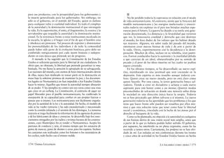 para sus productos, con la prosperidad para los gobernantes y                II
la muerte generalizada para los gobernados. Sin embargo, no                   No he perdido todavía la esperanza en relación con el modo
sólo es el gobierno, en el sentido del Estado, quien es dañino            de vida norteamericano. Al contrario, siento que la frescura del
para cualquier valor o cualidad individual. Es todo el complejo           modelo norteamericano y las energías intelectuales y emocio-
de la autoridad y la dominación institucional el que estrangula           nales todavía sin explotar en el país nos brindan muchas espe-
la vida. Es la superstición, el mito, el fingimiento, la evasiva y la     ranzas para el futuro. La guerra ha dejado a su estela una gene-
servidumbre que respalda la autoridad y la dominación institu-            ración desorientada. La demencia y la brutalidad que tuvieron
cional. Es la reverencia frente a estas instituciones inculcada en        que ver, la innecesaria crueldad y derroche que casi destruye
la escuela, la iglesia y el hogar con el fin de que el hombre crea        el mundo, les hizo dudar de los valores que les habían dejado
y obedezca sin protestar. Tal proceso de reprimir y distorsionar          sus mayores. Algunos, sin saber nada del pasado del mundo,
las personalidades de los individuos y de toda la comunidad               intentaron crear nuevas formas de vida y de arte a partir de
puede haber sido parte de la evolución histórica; pero debe ser           la nada. Otros, experimentaron con la decadencia y la deses-
combatido enérgicamente por cada mente honesta e indepen-                 peración. Muchos de ellos, incluso en su rebeldía, eran patéti-
diente en esta época que pretende ser de progreso.                        cos. Fueron conducidos hacia la sumisión y la inutilidad debido
    A menudo se ha sugerido que la Constitución de los Estados            a que carecían de un ideal, obstaculizados por su sentido de
Unidos es suficiente garantía para la libertad de sus ciudadanos. Es      pecado y el peso de las ideas muertas en las cuales no podían
obvio que, no obstante, la libertad que pretende garantizar es muy        seguir creyendo.
limitada. No me llama la atención lo apropiado de su salvaguarda.             En los últimos tiempos, se ha desarrollado un nuevo espí-
Las naciones del mundo, con cientos de leyes internacionales detrás       ritu, manifestado en una juventud que está creciendo en la
de ellas, nunca han titubeado en tomar parte en la destrucción en         depresión. Este espíritu es más resuelto aunque todavía con-
masa bajo la solemne promesa de mantener la paz; y los documen-           fuso. Quiere crear un nuevo mundo, pero no está claro cómo
tos legales en Norteamérica no han impedido a los Estados Unidos          quiere hacerlo. Por esta causa, la joven generación busca sal-
hacer lo mismo. Aquellos que tienen la autoridad siempre abusarán         vadores. Tiende a creer en dictadores y aclama a cada nuevo
de su poder. Y los ejemplos en contra son tan raros como una rosa         aspirante para este honor como a un mesías. Quieren modos
que crece en un iceberg. La Constitución, al contrario de jugar un        preconcebidos de salvación en donde una minoría sabia dirija
papel liberador para el pueblo norteamericano, ha conllevado la           la sociedad en una dirección única hacia la utopía. Todavía
usurpación de su capacidad para confiar en sus propias fuerzas o          no se han percatado que deben salvarse a sí mismos. La nueva
pensar por sí mismo. Los norteamericanos son fácilmente engaña-           generación todavía no ha aprendido que los problemas a los que
dos por la santidad de la ley y la autoridad. De hecho, el modelo de      tiene que hacer frente sólo pueden ser resueltos por ellos mis-
vida se ha vuelto rutinario y ha sido estandarizado y mecanizado          mos y que esta solución tiene que tener como base la libertad
como la comida enlatada y el sermón de los domingos. La inmensa           social y económica, vinculada con la lucha de las masas por el
mayoría se traga fácilmente la información de las agencias de prensa      derecho al banquete de la vida.
y de los fabricantes de ideas y creencias. Se desarrolla bajo los cono-       Como ya he planteado, mi objeción a la autoridad en cualquiera
cimientos otorgados por las radios y revistas baratas de las corpora-     de sus formas deriva de una visión social más amplia, antes que
ciones, cuyo filantrópico fin es vender a Norteamérica. Acepta los        a partir de lo que yo hubiera podido haber sufrido. El gobierno,
patrones de conducta y arte, al mismo tiempo que los anuncios de          por supuesto, ha interferido en mi plena expresión, como les ha
goma de mascar, pasta de dientes o ceras para los zapatos. Incluso        ocurrido a tantos otros. Ciertamente, los poderes no se han olvi-
las canciones son realizadas como los botones o los neumáticos de         dado de mí. Las redadas en mis conferencias durante los treinta
los coches, todo hecho con el mismo molde.                                y cinco años de actividad en los Estados Unidos fueron un hecho


174 / Emma Goldman                                                                                         La palabra como arma / 175
 