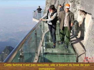 Cette femme n’est pas rassurée, elle a besoin du bras de son
                        compagnon
 