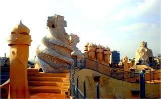 A parte de la fachada ondulante
destacan de esta obra su desván y su
cubierta. Gaudí construyó una serie de
arcos de alturas variables. Estos arcos
sustentan por los lados las paredes de
las fachadas exteriores e interiores del
desván, y por encima la cubierta
escalonada. Esta cubierta es curiosa
por estar repleta de chimeneas y
respiraderos de extrañas formas.
 