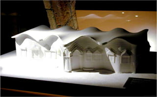 Hay dos versiones que explican el porqué: la primera
afirmada por Bayó, contratista de la obra, dice que la
escultura de la Virgen realizada por el escultor Carles Mani
no gustó al señor Milá y no llegó a fundirse en bronce. La otra
versión dice que el matrimonio propietario, ante los disturbios
ocurridos en la semana del 26 al 30 de julio de 1909
conocida como "Semana Trágica", periodo en que se
quemaron muchas iglesias de Barcelona, temió que su casa
fuera confundida por un convento o una iglesia y prefirió
eliminar cualquier símbolo de carácter religioso. Según esta
versión Gaudí estuvo a punto de dejar las obras, cosa que no
hizo por las conversaciones que tuvo con un religioso.
 