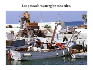 Los pescadores arreglan sus redes.
 