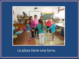 La plaza tiene una torre.
 