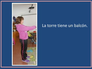 La torre tiene un balcón.
 